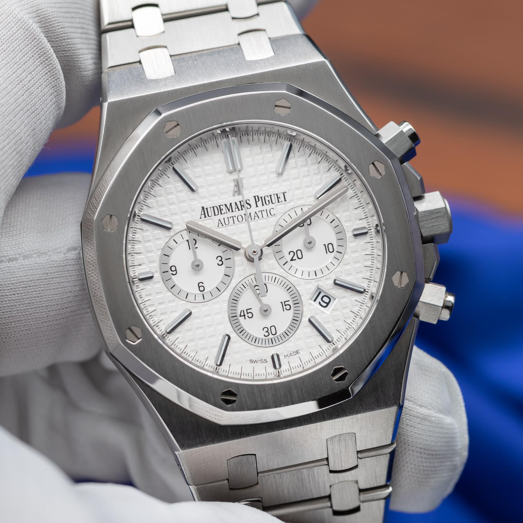 May be an image of wrist watch and text that says 'AUDEMAES AUTOMATIC AUT AFS PIGUET 2 3- 9 ン Ane 5רי 1き.日 I ۱0٠٠٠'