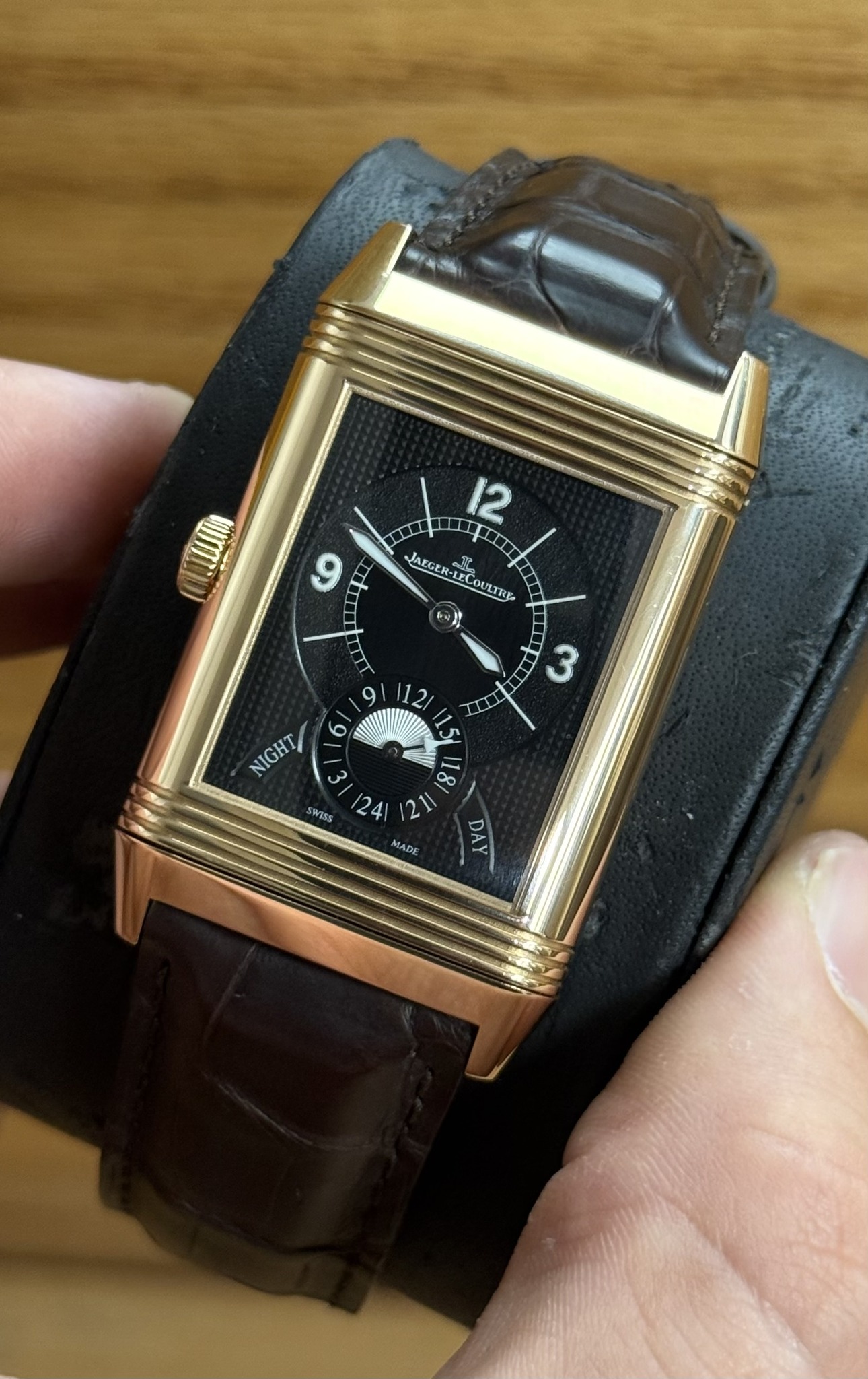 May be an image of digital watch and text that says 'IL I ב IIpII TID 12 JAEGER عة عاده 電 LECOULTRE )م و I 中 TITY 9 O 12 ى NIGHT حی 24 00 SWISS MADE DAY'