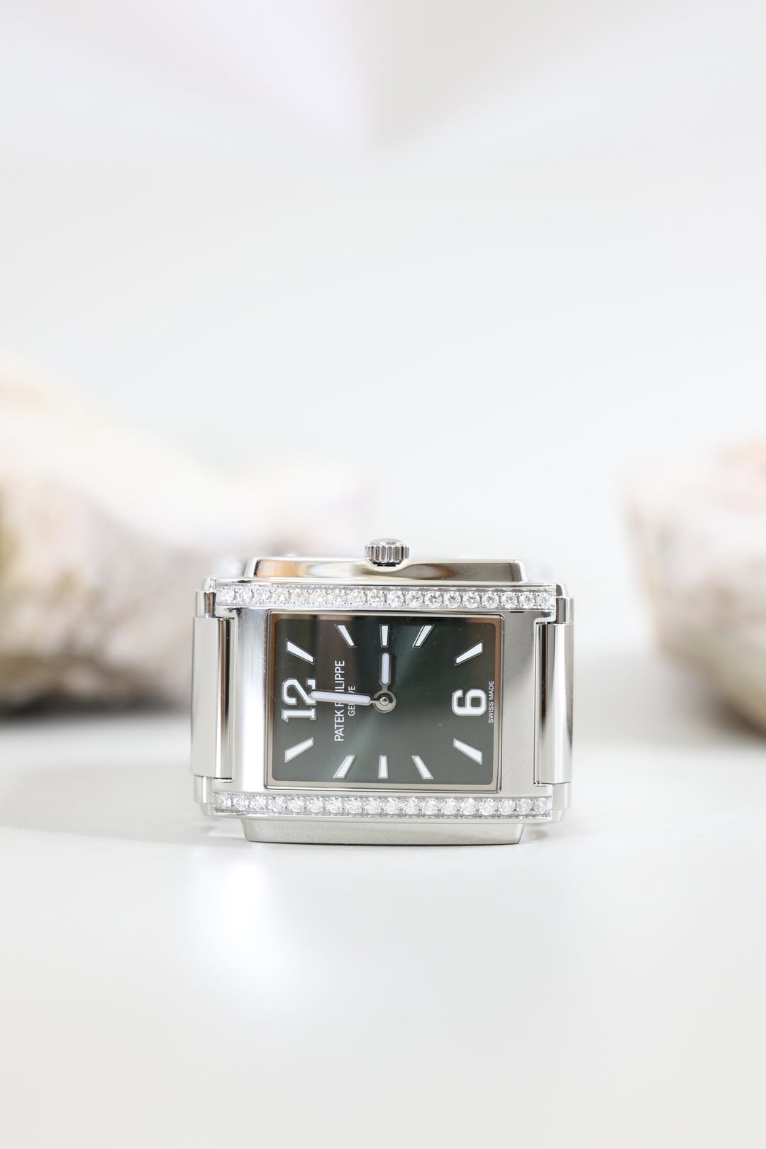 May be an image of jewelry, wrist watch and text that says '12 LIPPE IPPE LIPPE PATEK 区 PATEK GE GE G و smSaWcr'