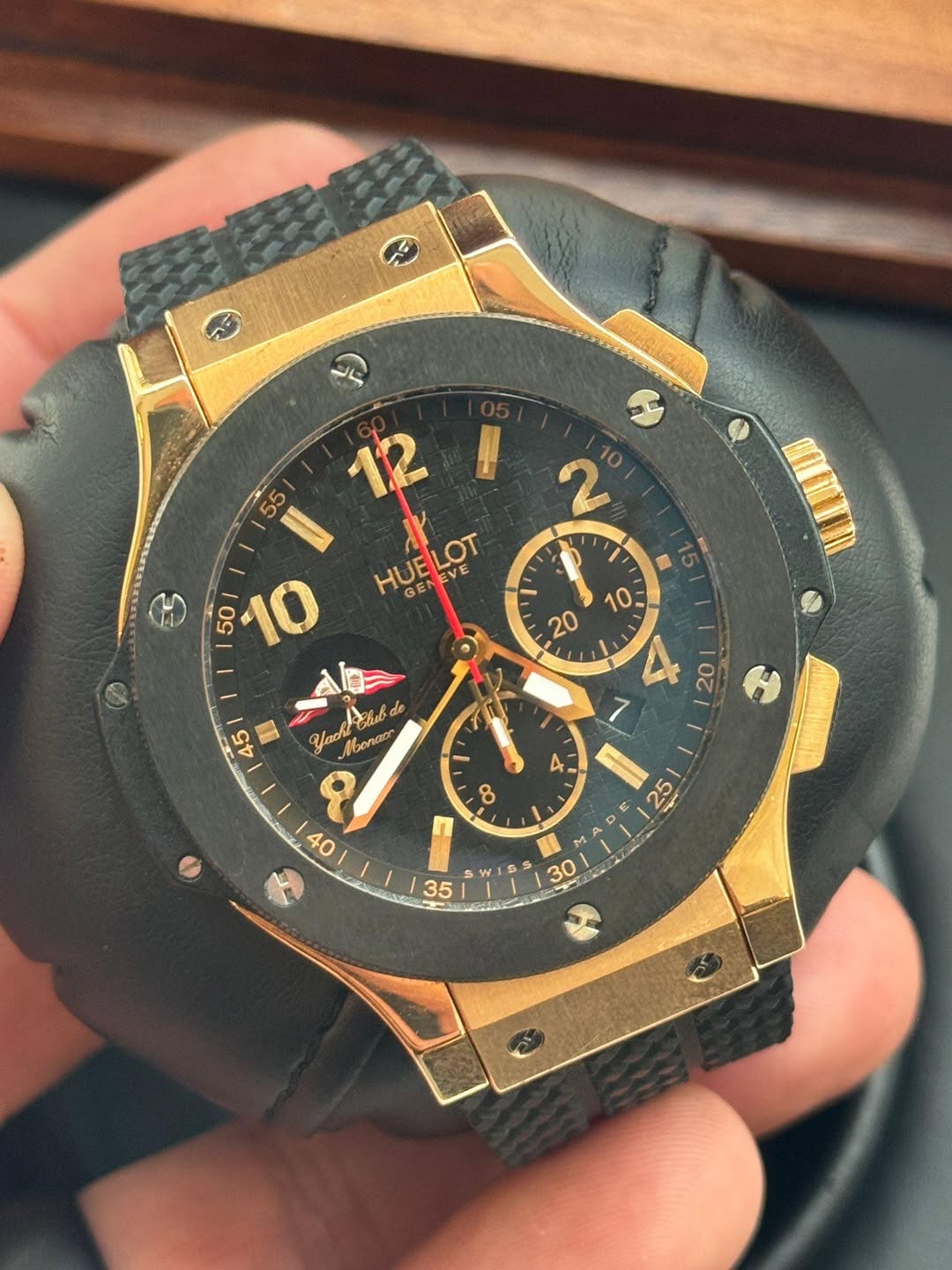 May be an image of digital watch and text that says '5 35 U HUELOT 府 GENEVE VE B 50 IO Yahrulde yache cancor D X DE 8 40 40 C እታ M 30 on e 35 $ M ٣م'