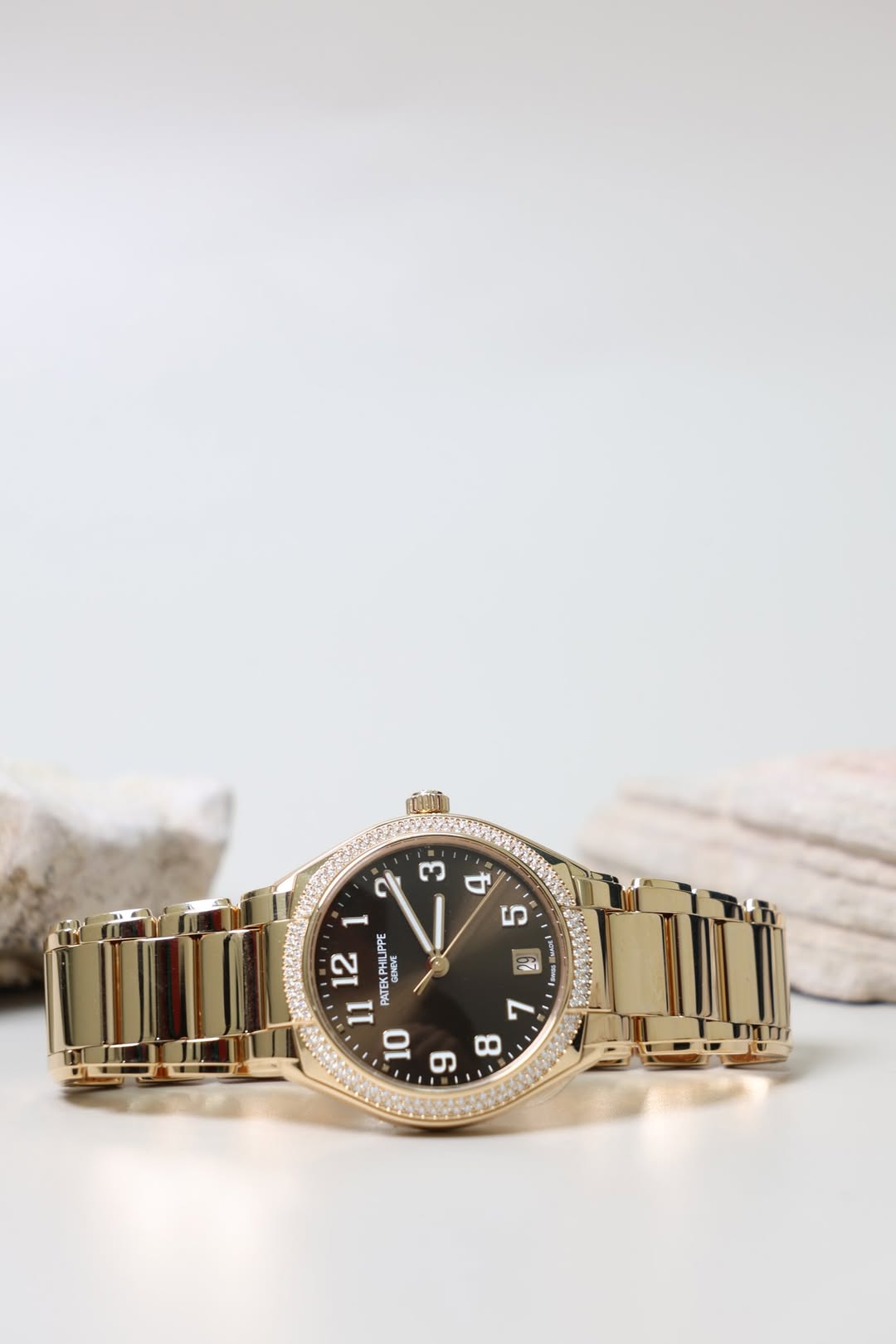 May be an image of wrist watch and text that says 'က - UP PSTEKPHIUIPP PATEKPHIUIPPE PA SENIVE 10 တ L " •'