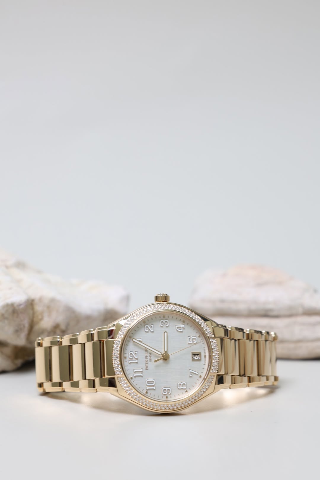 May be an image of wrist watch, jewelry and text that says 'ج C ١ 0 ဟ 1 WL L n L 0O 12 TIKPHUE 11 10 တ'