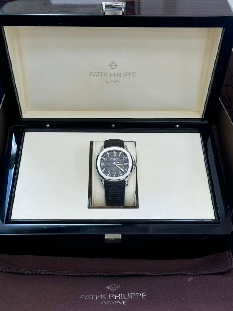 May be an image of wrist watch and text that says 'PATEKPHILIPPE PATEK PHILIPPE GENEVE 이 10 2ቄ 22 9 8 PATEK PHIL IPPE'