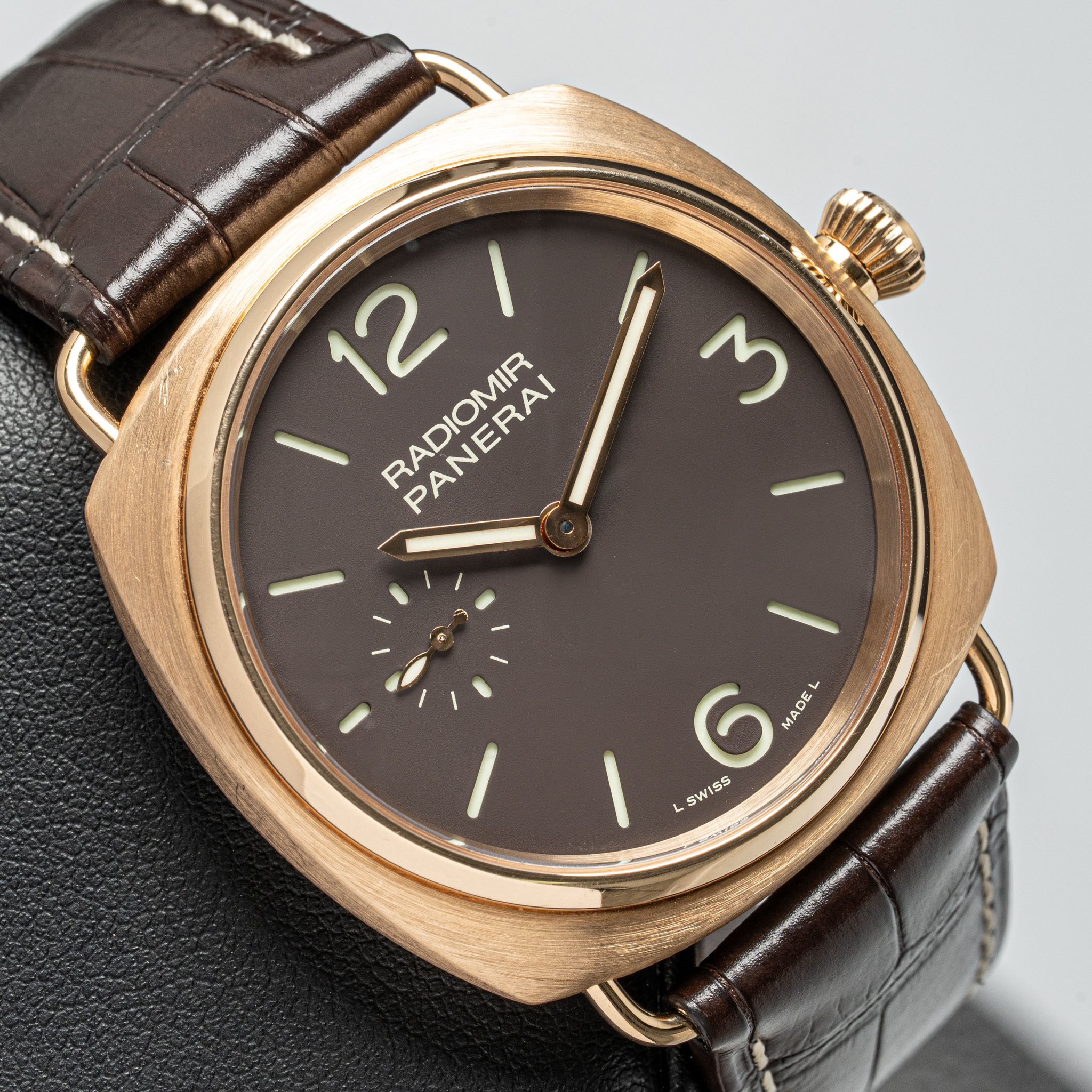 May be an image of wrist watch and text that says '6 M 12/ 12 RADIOMIR PANERA PANERAI 6 MADEL SWISS 시대원관세다 ሃግዎዊ'