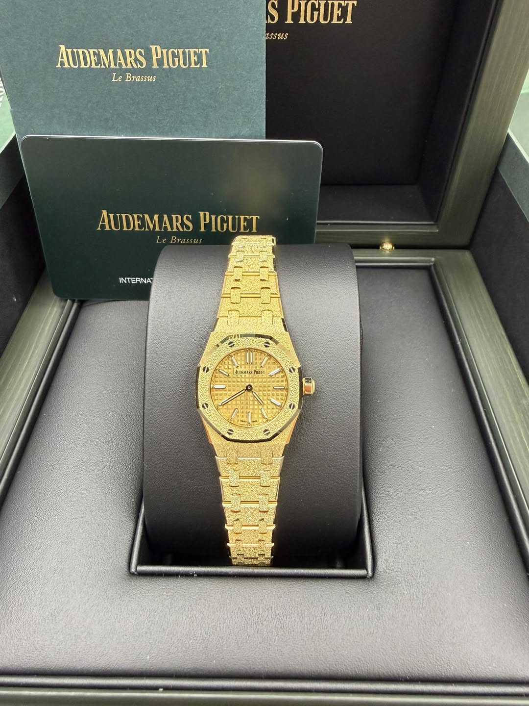 May be an image of wrist watch and text that says 'S PIGUET ZSSSIS AUDEMARS AUDEMARSPIGUET PIGUET Le LeBrasssus Brassus AUDEMARSPIGUET Le Le Brassus AUDEMARS PIGUET INTERNAT 壁…
