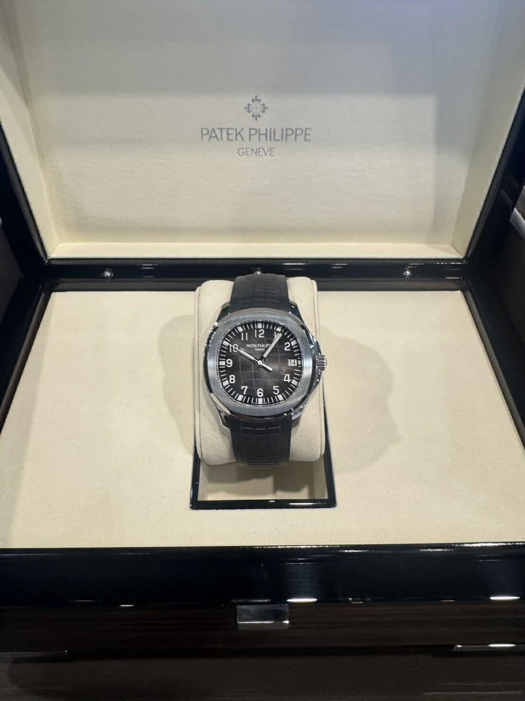 May be an image of wrist watch and text that says 'PATEK PHILIPPE GENEVE 11 2 1e KETKTL 9 9 9 2 お 8 14 1 د'