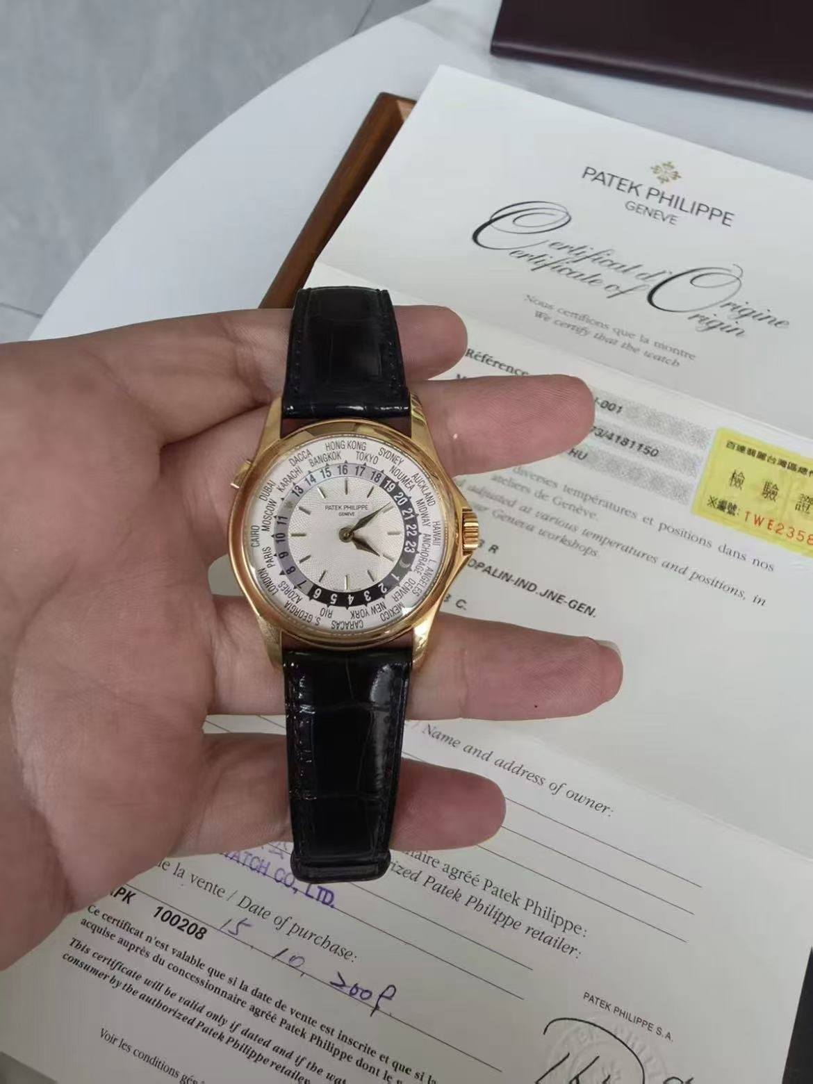 May be an image of digital watch and text that says 'PATEK GENEVE PHILIPPE Ncs ceиTy cendion que ป้องส 4he K montre Reféreno HONGKONG ANOAOK OYO TONCYO SKONEY MOSCON S2 NAV 001 κи…