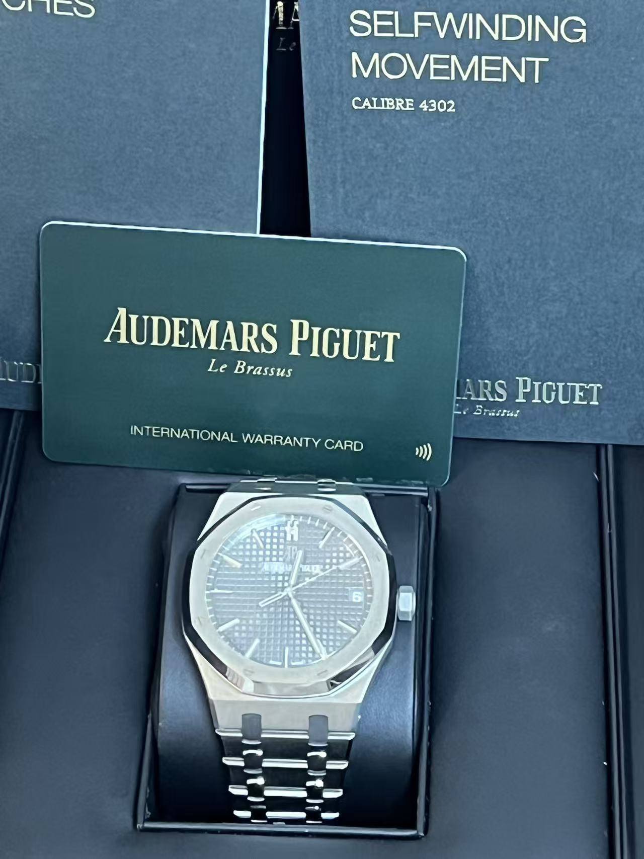 May be an image of wrist watch and text that says 'O SELFWINDING MOVEMENT CALIBRE CALIBRE4302 4302 AUDEMARS PIGUET Le Brassus INTERNATIONAL WARRANTY CARD ARS PIGUET Brastus 協號'