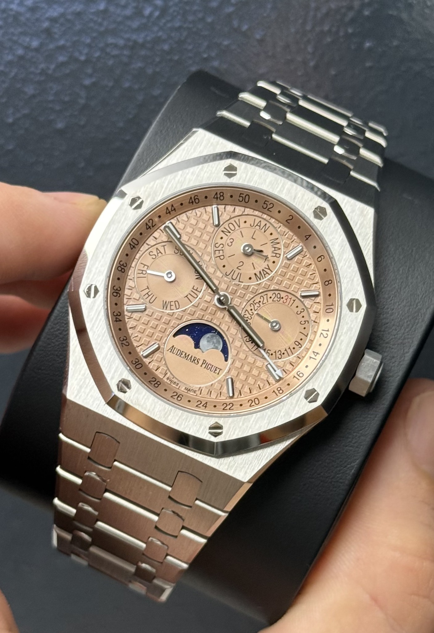 May be an image of wrist watch and text that says '52 ον AN ၃ှ das MAR N 2 SAT 8 ٥ በዘ WED 6 8 7-25・27 29-3 ン 3 • 10 12 5+1 T-13-11 6 b 9 AUDEMARS PIGUET 28 อตอธซ 6 blAOE O'