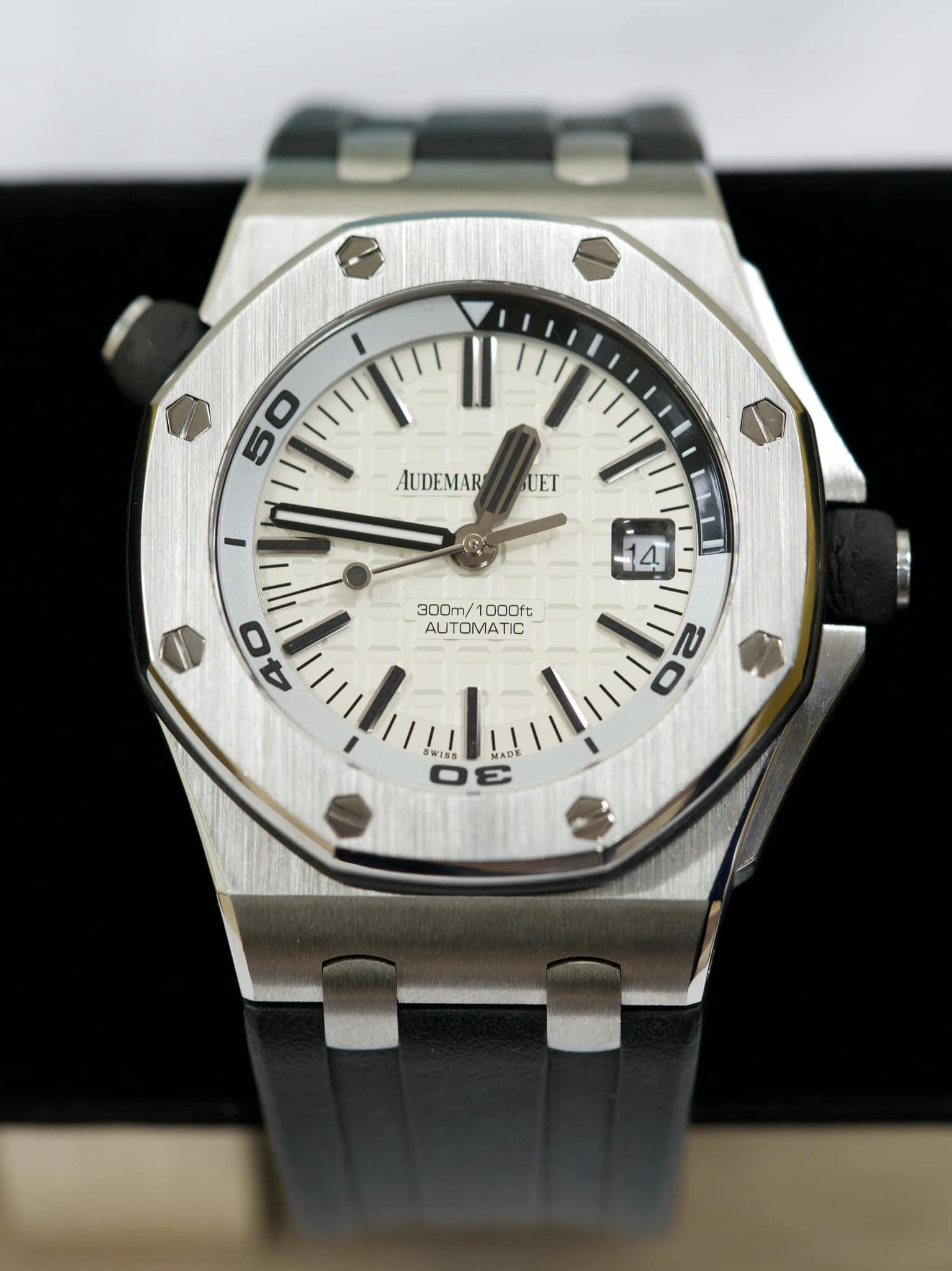 May be an image of wrist watch and text that says '50 AUDEMAR AUDEMARUET UET 4 14 300m/1000ft 300m/ 1000ft ALT AUTOMATIC וןן 40 02'