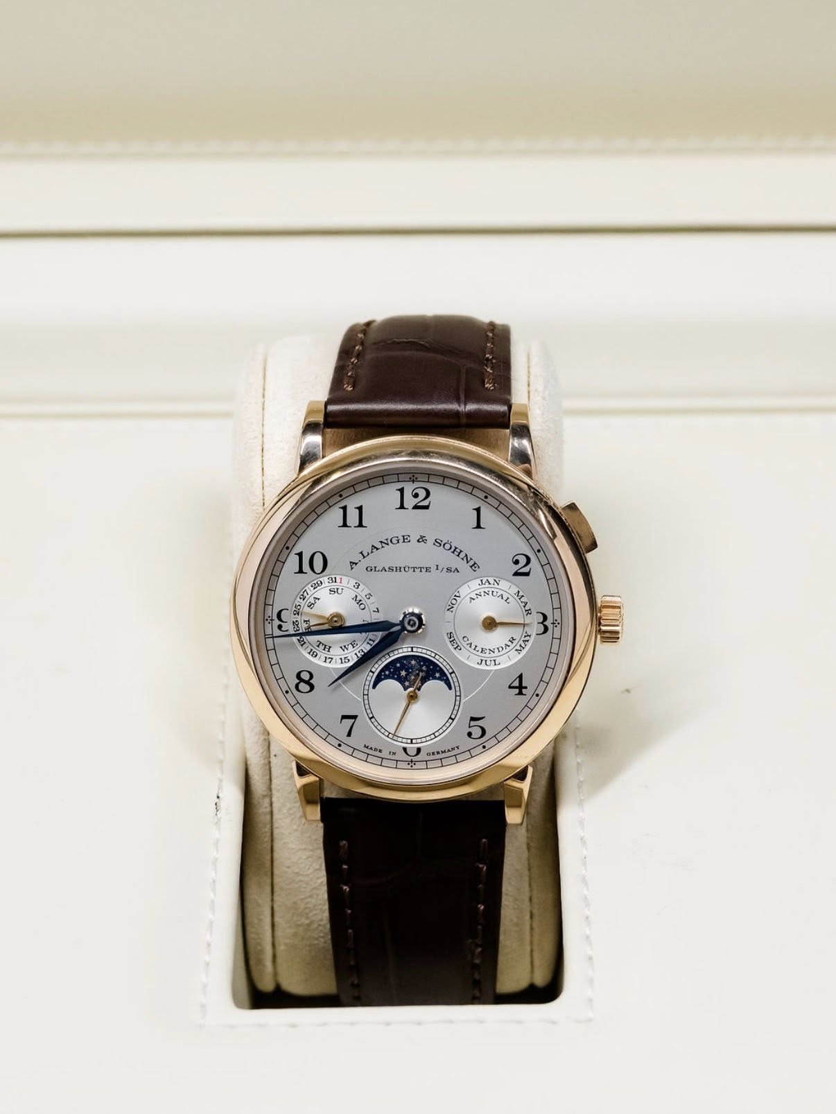 May be an image of wrist watch and text that says '12 11 10 LANGE & GLASHUTTE SISA 2 표 प 3LI1 1 2 JAN NOV مصد 2 CALENDIA ቺን A ۱ل 경자 WE 17:1 7:15 15 ያ 7 一年'