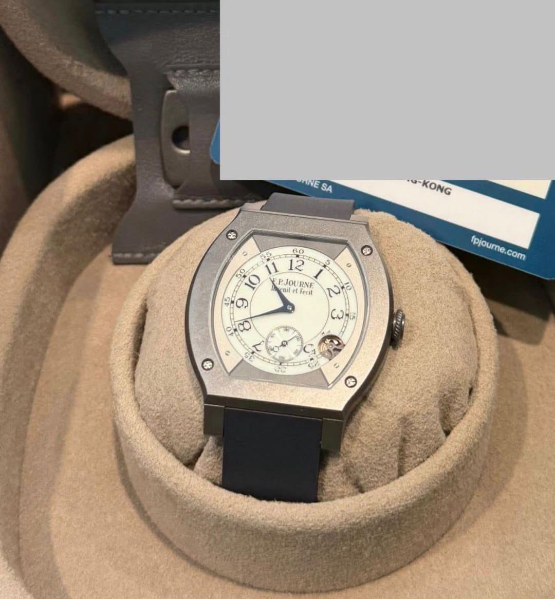 May be an image of wrist watch and text that says 'HNE SA U-KONG သ 60 59 台 12 PJOUR RNF nifel Tлρ и 七9 တ fpjourne com Nte 00 CUHG'