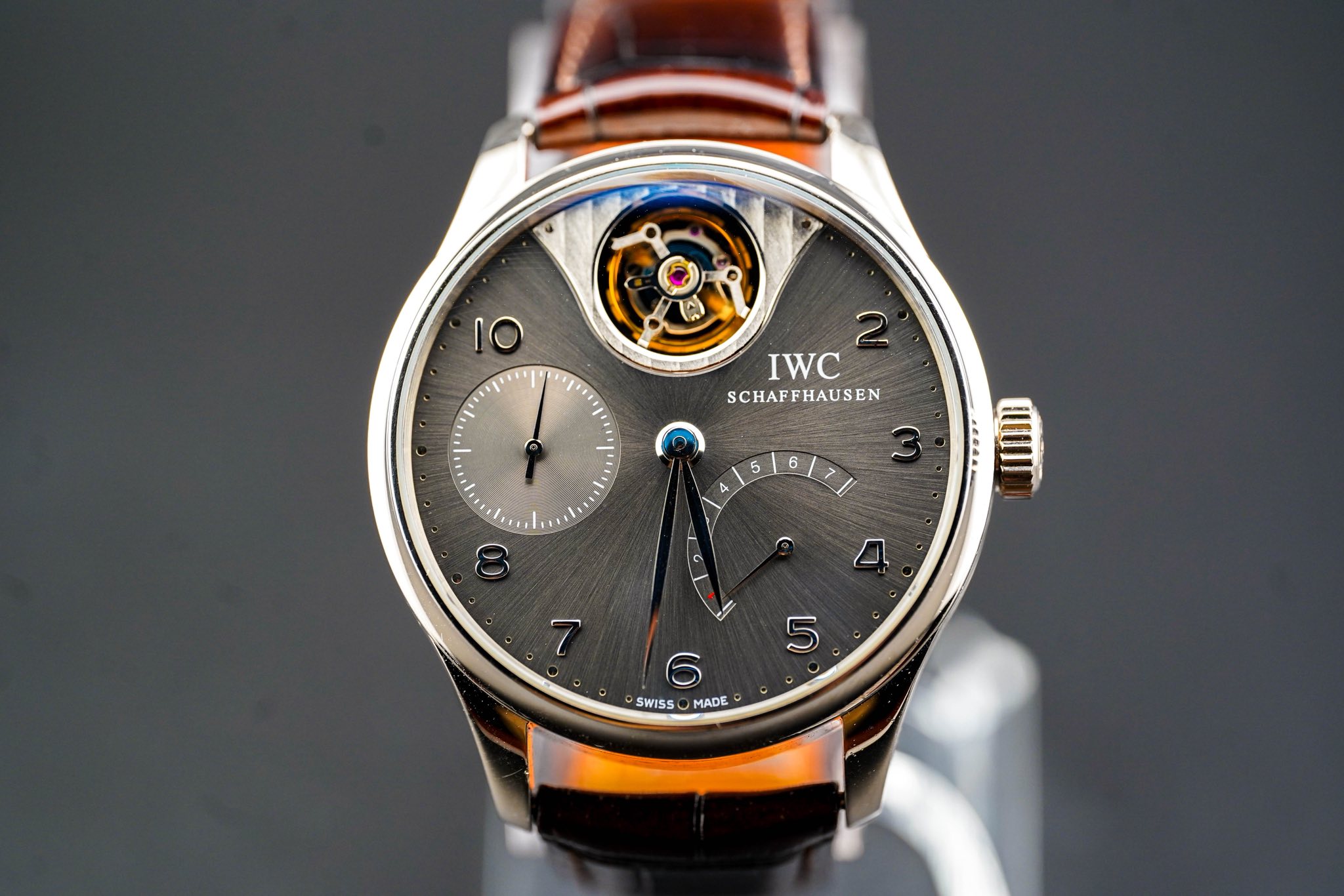 May be an image of wrist watch and text that says '10 1 1 2 IWC SCHAFFHAUSEN 3 /1//0/١1 ဖ U A 5 6 SWISS MADE'