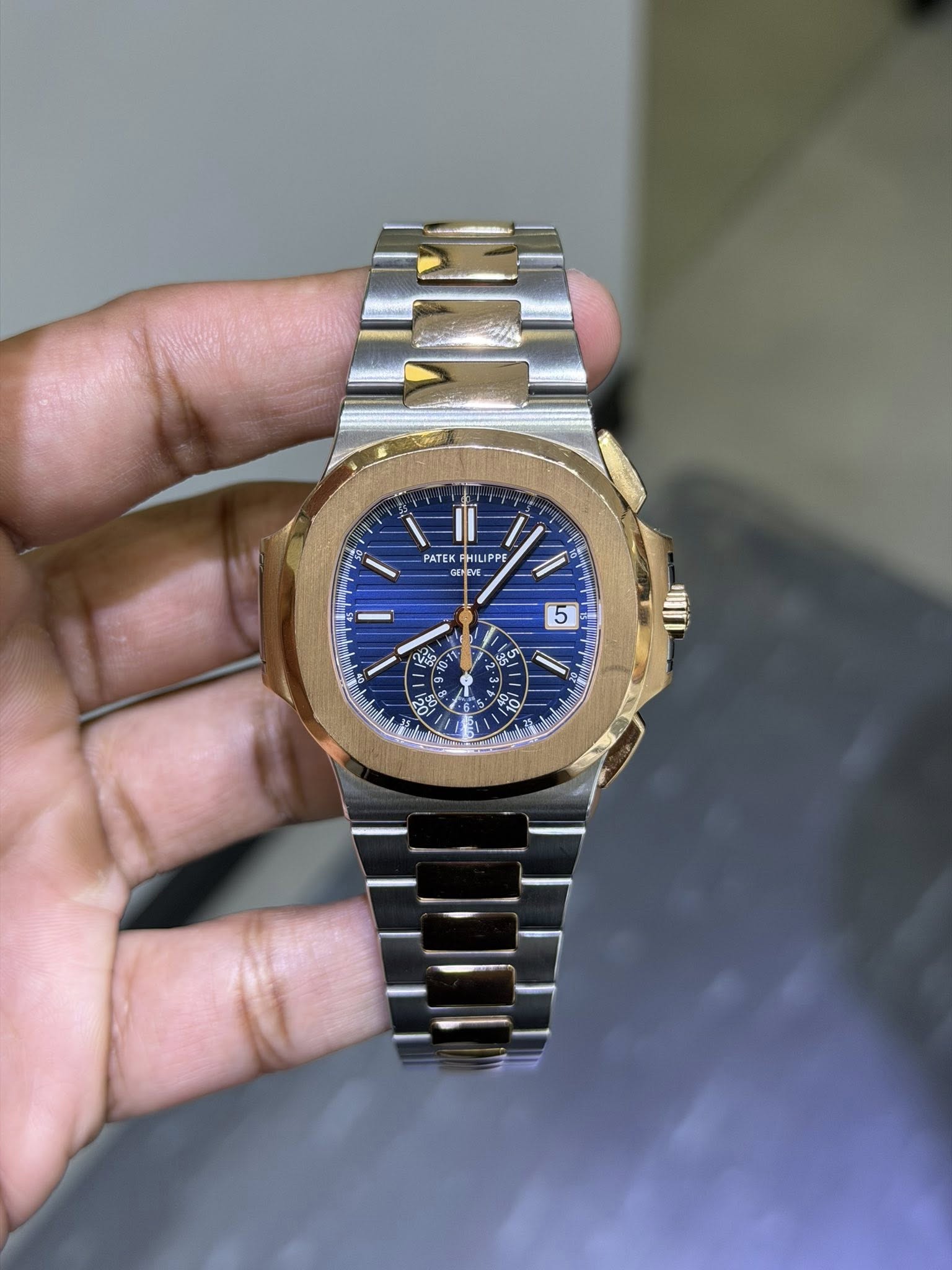 May be an image of wrist watch and text that says 'II PATEK ATE ILIPP LIP GEREVE 5 5 V はし ዶሜ = 唱 공통 20 10'