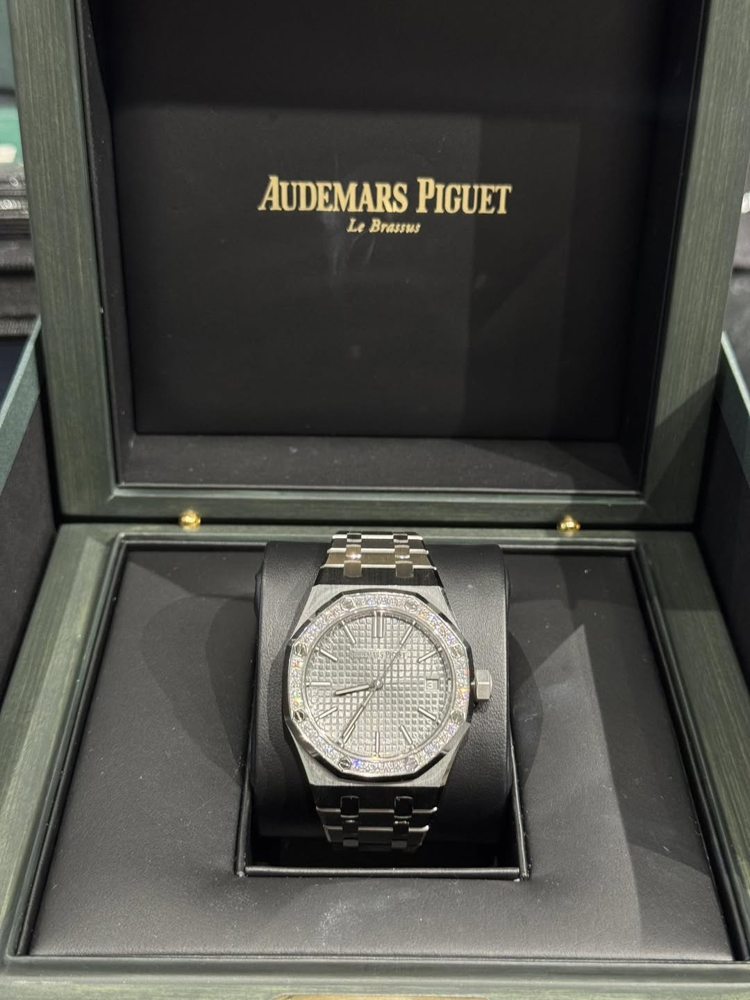 May be an image of wrist watch and text that says 'AUDEMARS AUDEMARSPIGUET PIGUET LBrassus Le Brassus ン K 苏尔速桃热'