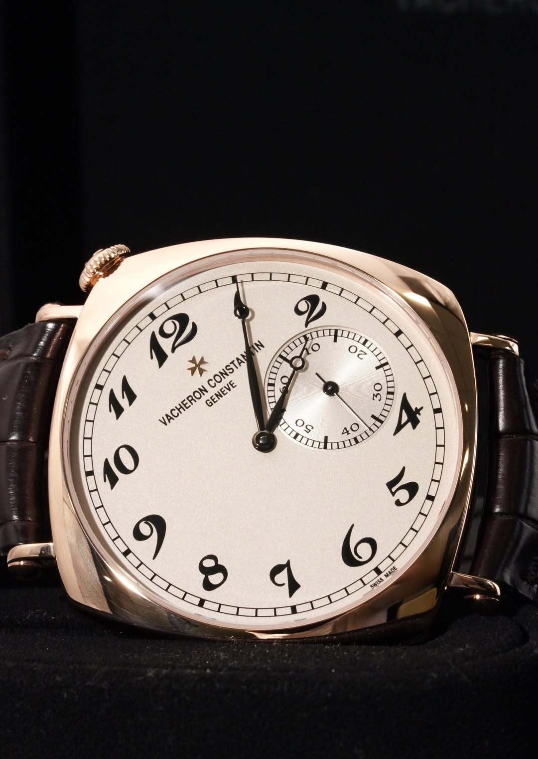 May be an image of wrist watch and text that says '02 12 米 CONSTA ல IN IN II ORO O 11 o VACHERON GENEVE 10 و 8 55 o 40 οε X מ 6 MADE SWiISS ٩'