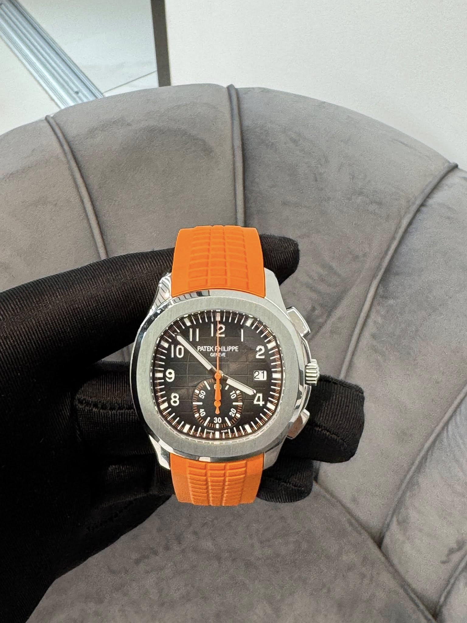 May be an image of wrist watch and text that says 'II 2 I 10 PATEK HILIPPE M 台 '