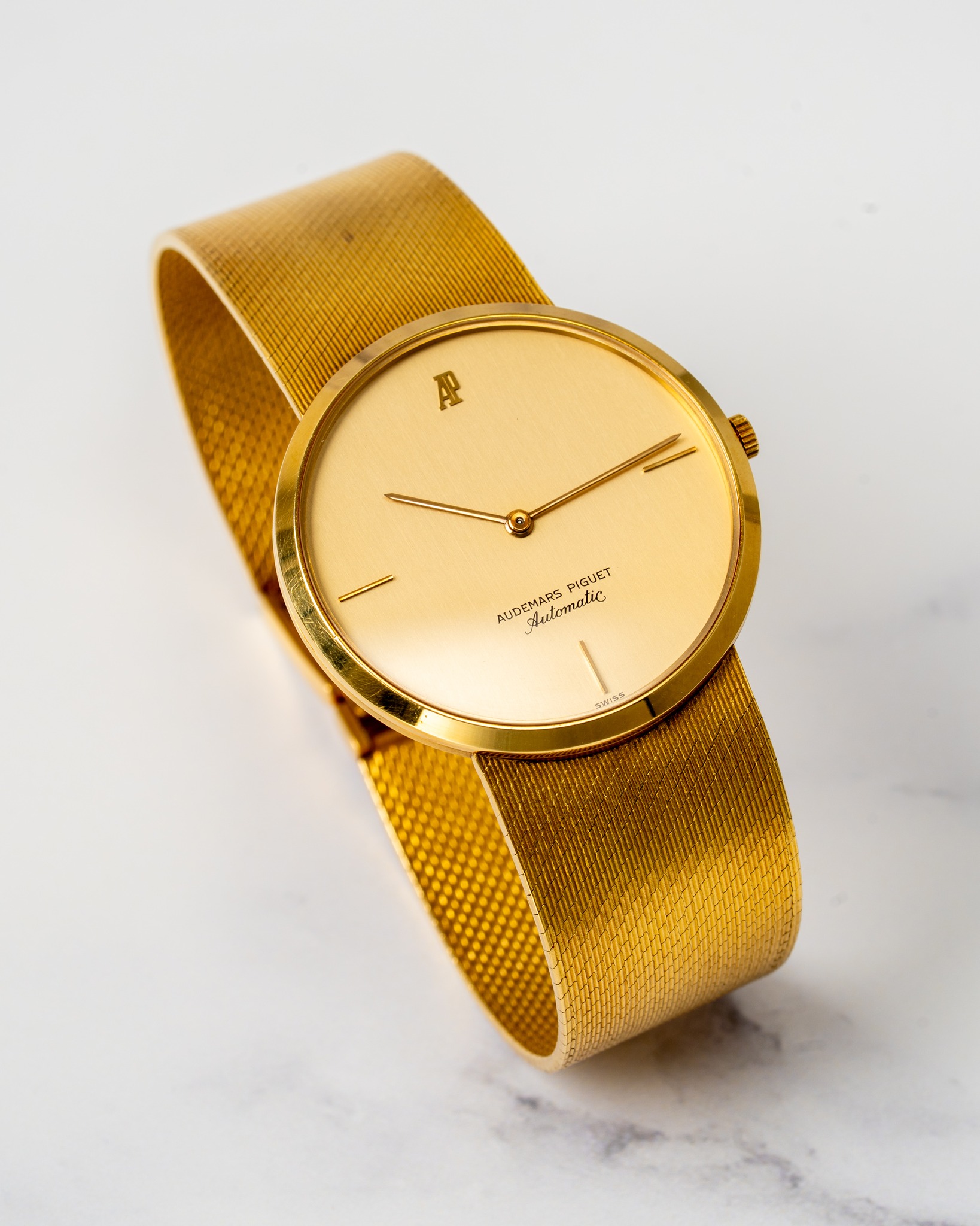May be an image of jewelry, wrist watch and text that says 'A UI PIGUET AUDE 1 AUDEMARS antemeler, Μ HVEE'