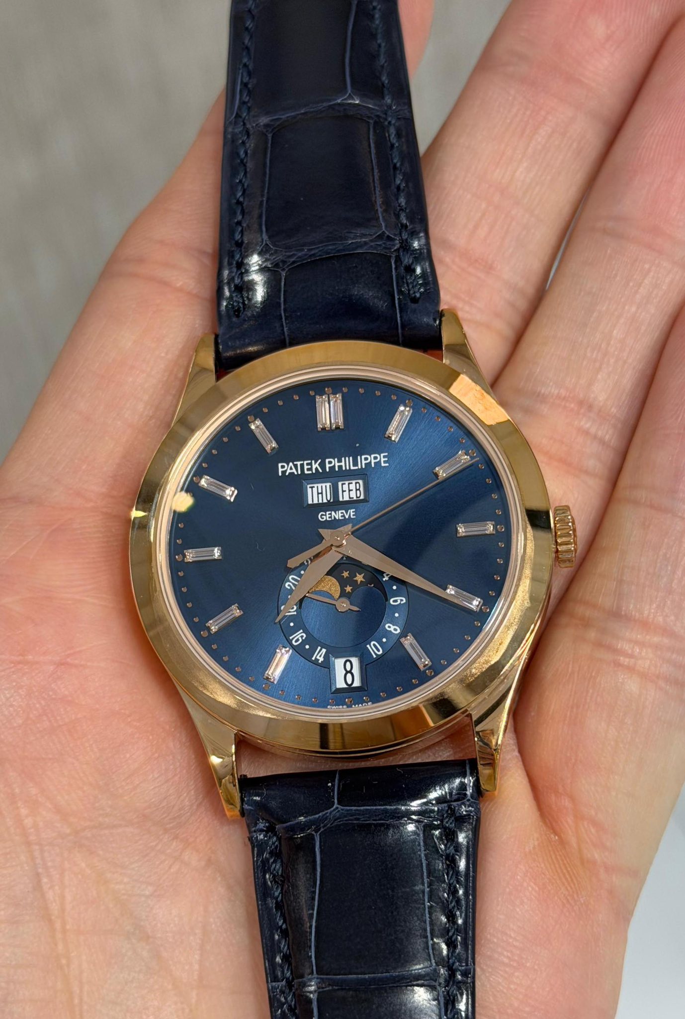 May be an image of wrist watch and text that says 'PATEK PATEKPHILIPPE PHILIPPE THU FEB GENEVE ባብ 海す 6 l6 ထ 14 O 8'
