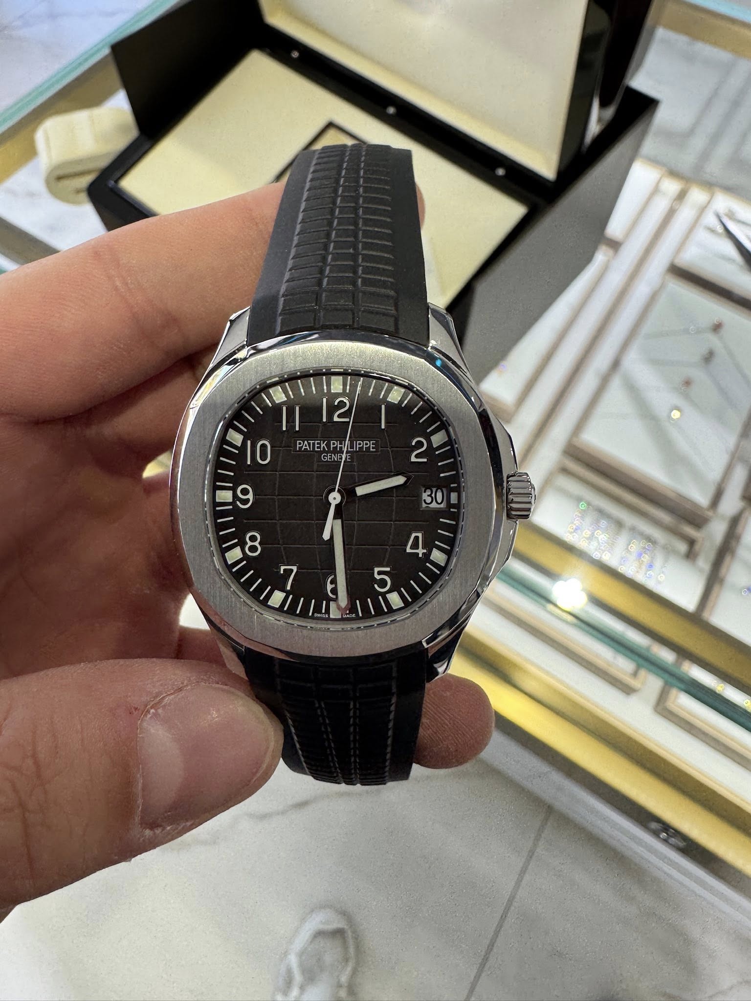 May be an image of wrist watch and text that says '12 |121 I E10 1 10 PATEKPH PHIL PPE E'