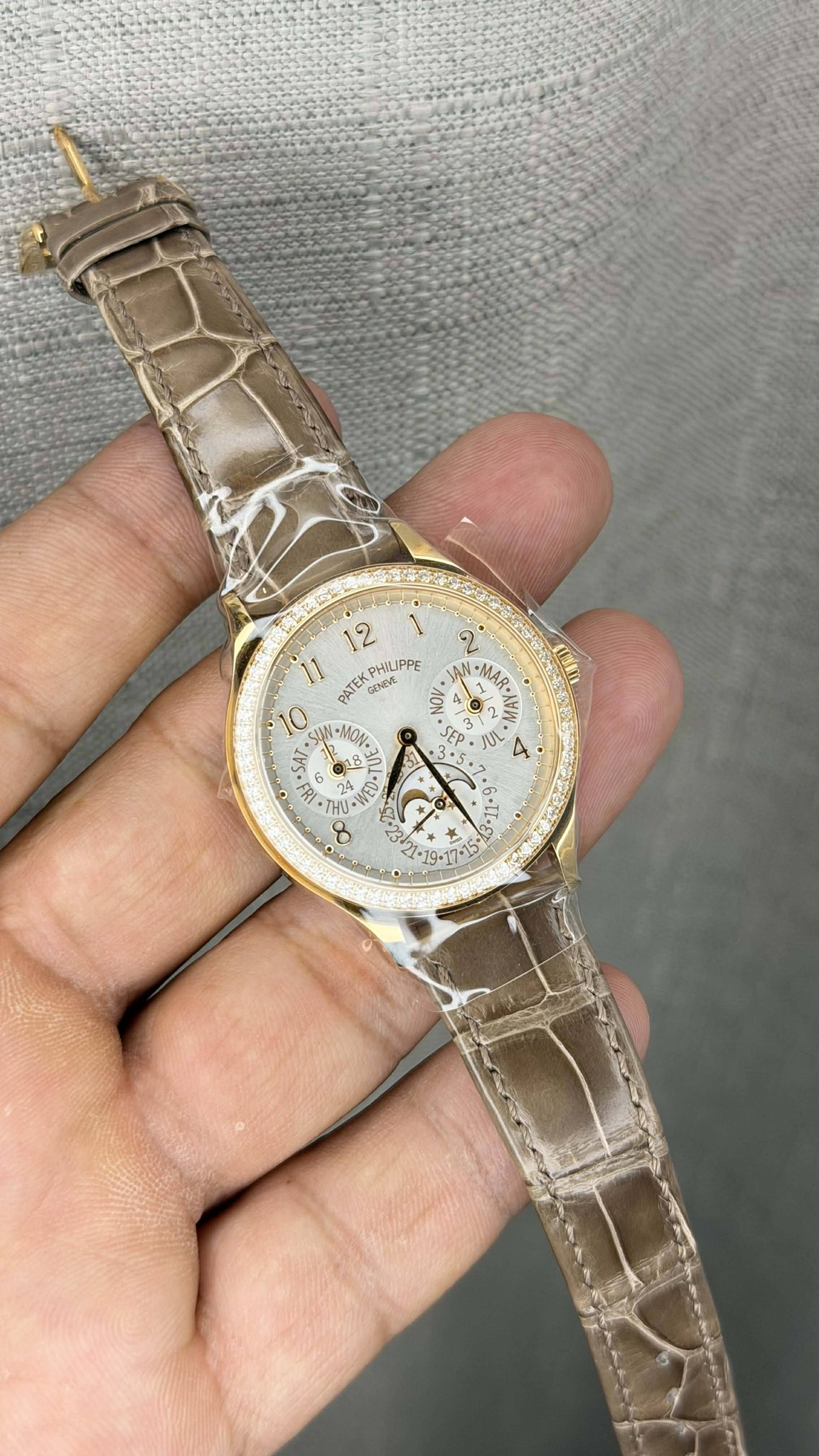 May be an image of wrist watch and text that says 'جي M AAR አ SY ح 优松 12 PHILIPPE ФAE GENEVE 10 WN. FO کری لء م 1 3*5 ر 위 ي 3-11- 4 • ٥ 3 8 منا 19'