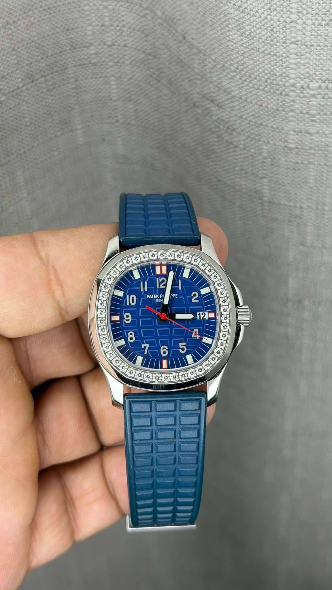 May be an image of digital watch and text that says '1 1 12 PPE نم PATEKP I I A 5 6 6'