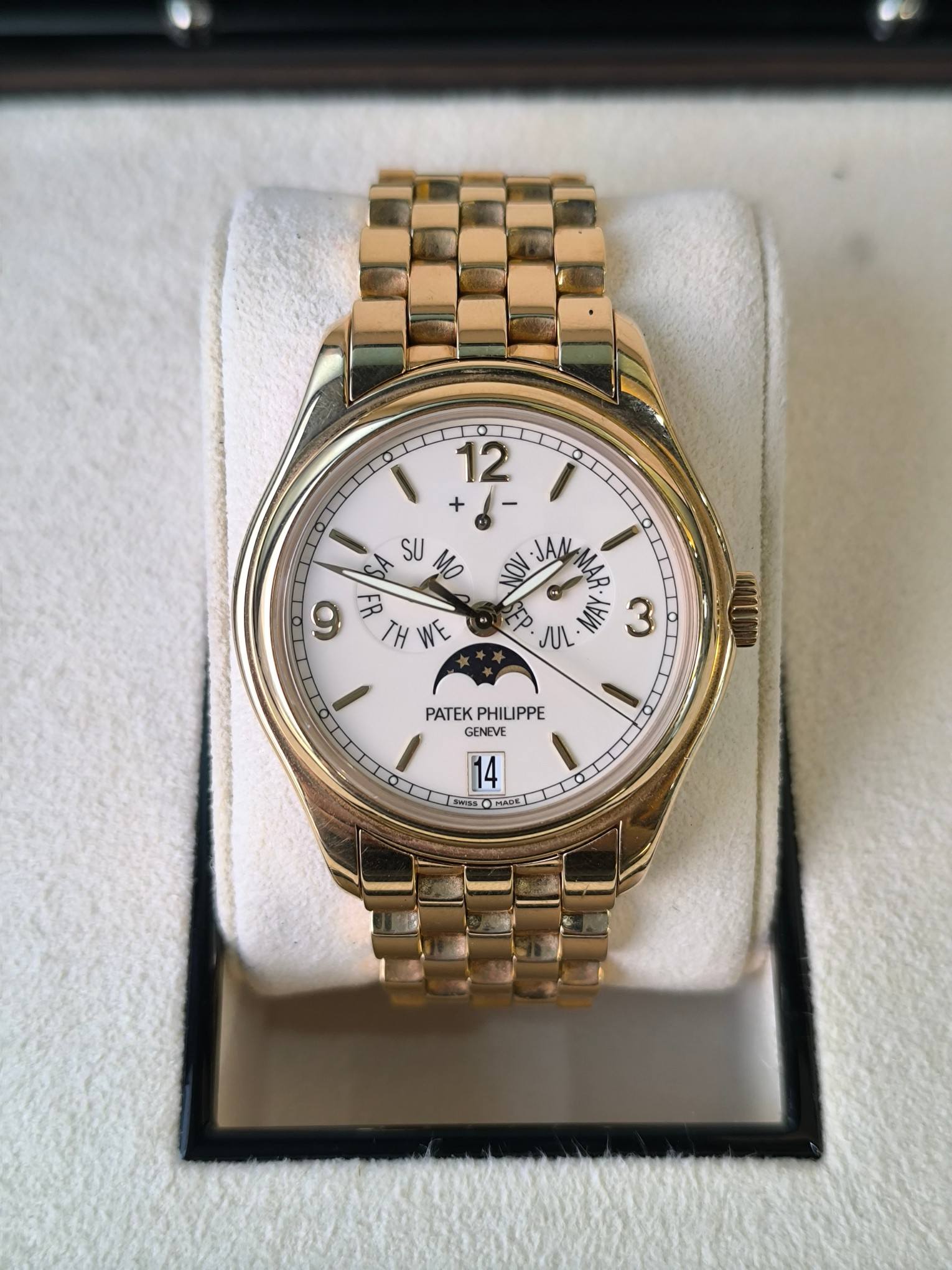 May be an image of wrist watch and text that says 'Q ١1 12 + - ل a حد SU MO JAN H WE ي MA 3 JUL PATEKPHILIPPE PATEK PHILIPPE GENEVE 14 55 サルロ MADE ADE O ၃'