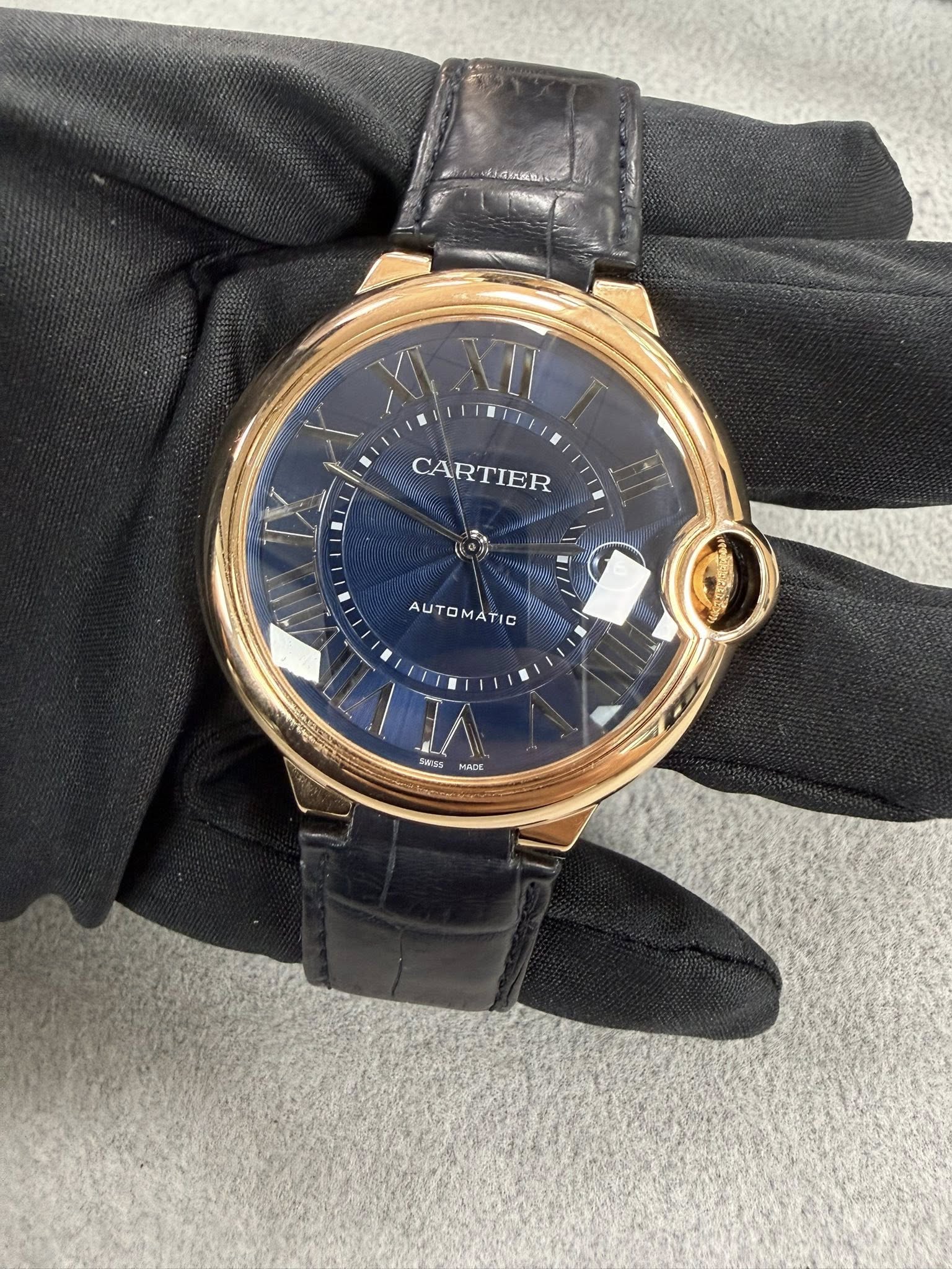 May be an image of wrist watch and text that says 'AMI XI XTI CARTIER V AUTOMATIC SAPSO MAAOL'