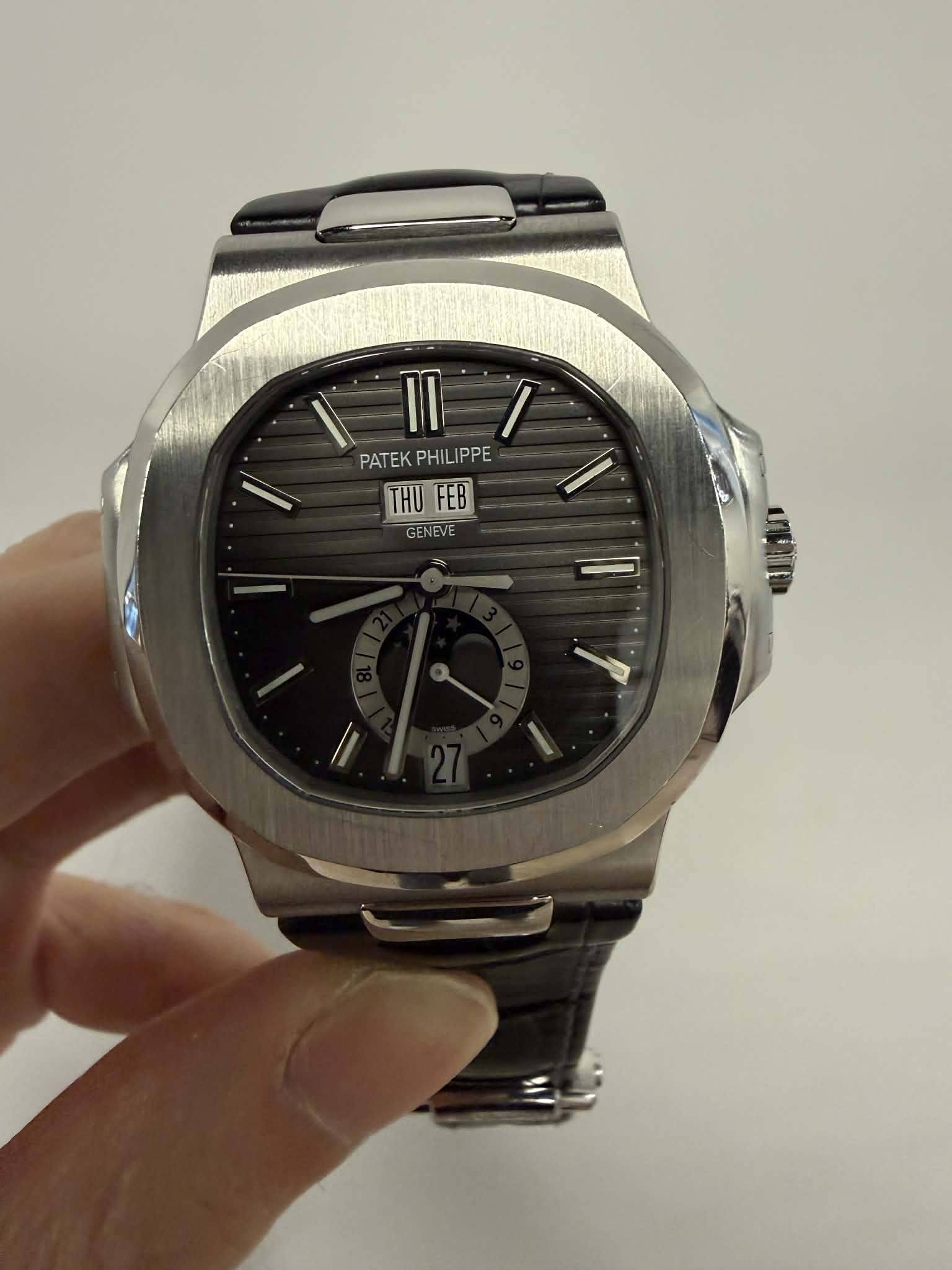 May be an image of wrist watch and text that says 'I0 PATEK PHIL PATEKPHILIPPE PPE PE THUFEB THU FEB GENEVE = 5'