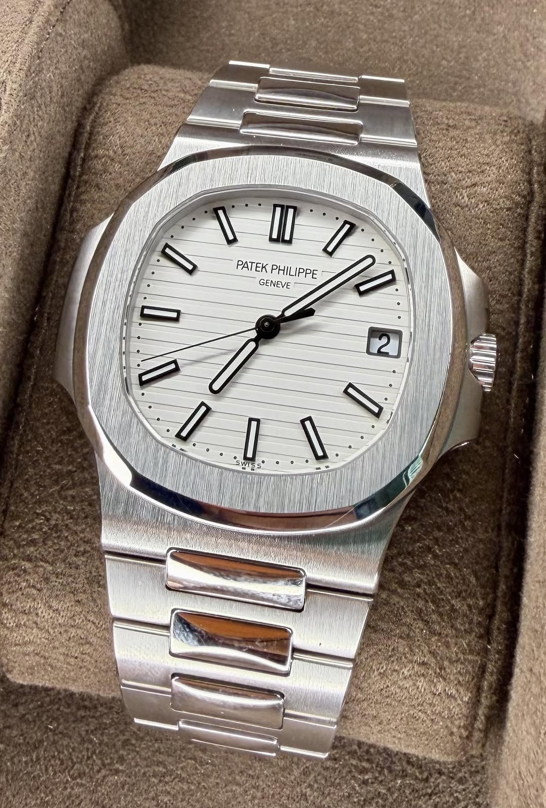May be an image of wrist watch and text that says 'ا ا ١١١ II PATEK PHILIPPE PATEKPHILIPPE ViO I GENEVE 0 I I SWISS I 1I0 LIE D 2'