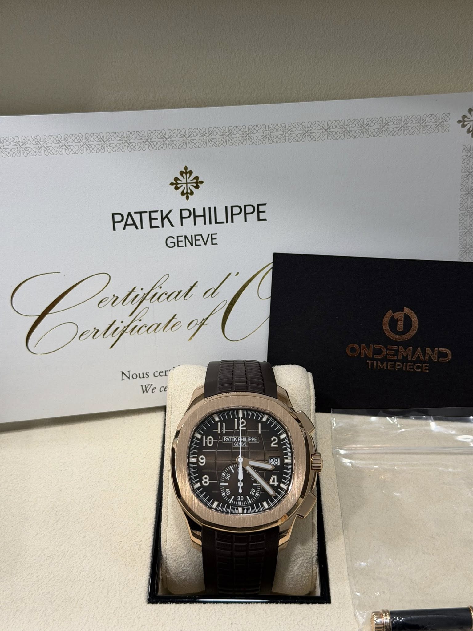 May be an image of wrist watch and text that says 'PATEKPHILIPPE PATEK PHILIPPE GENEVE Coy3HииR Dertificate Nous Nouscer cer Wece ce We 12 PATEK 10 L LIPPE 2 9 28 8 i မုံ n 4'