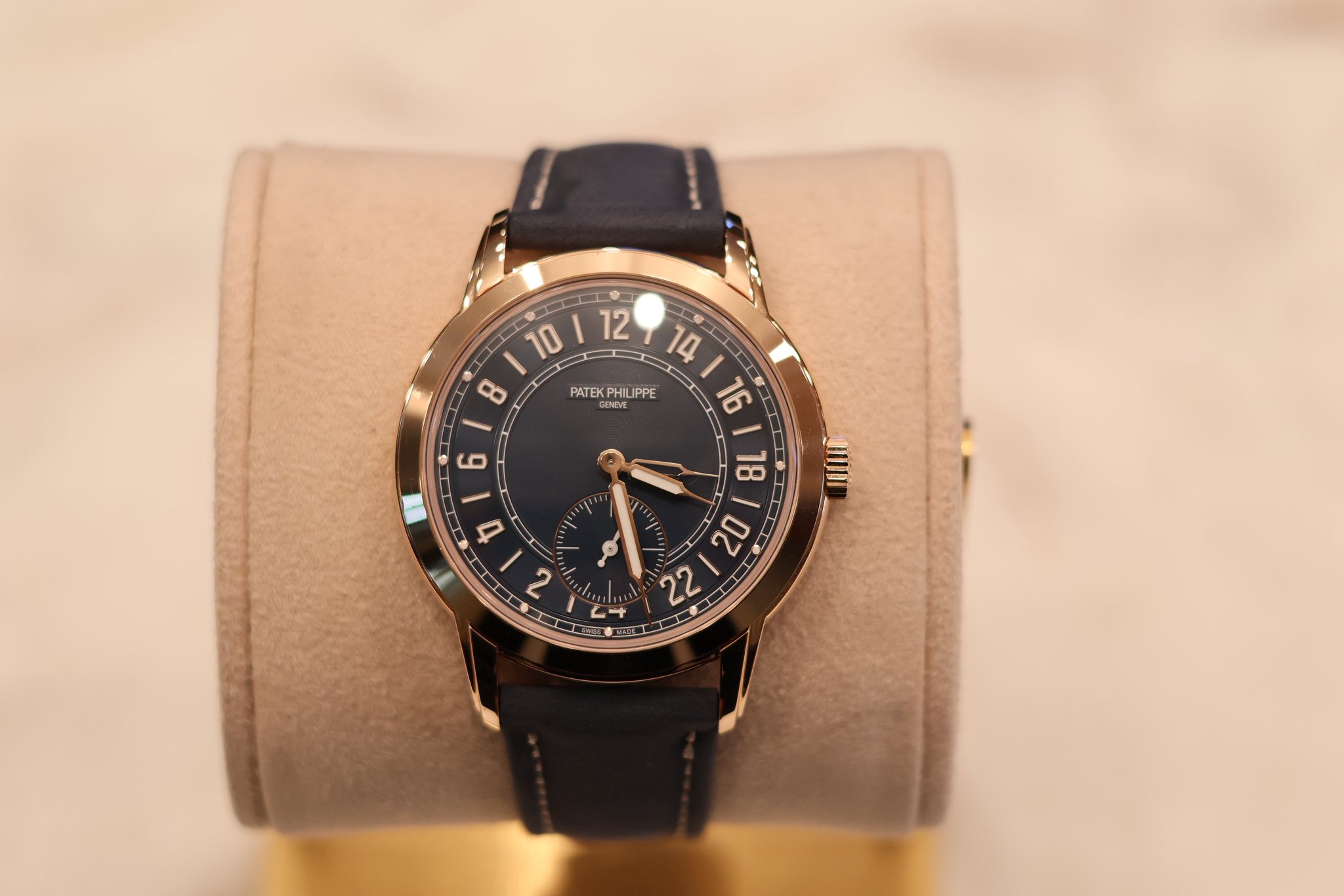 May be an image of wrist watch and text that says ' PATE PATEK PHI IPPE 16 18 I 20 22 רם - 2 م DE'
