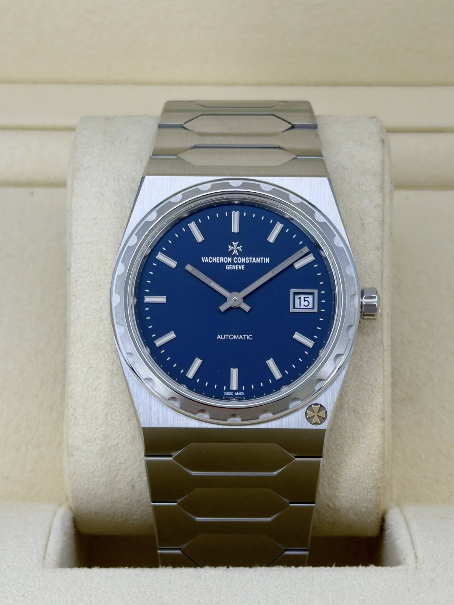 May be an image of wrist watch and text that says 'VACHERON.CONSTANTIN VACHERON CONSTANTIN 1 GENEVE l' 15 AUTOMATIC AUT I' 1 eSS MKЙK MADC N'