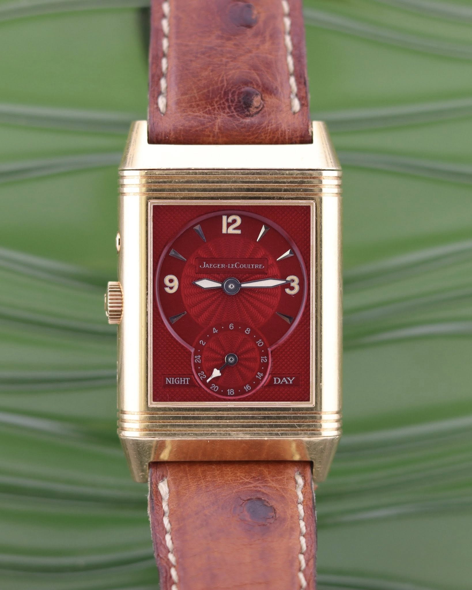 May be an image of leather, wrist watch and text that says '12 JAFGER- JAFGER-LZCOULTRG COULTRE 3 2 S lo 10 ಸ NIGHT 20 や 5 18 DAY'