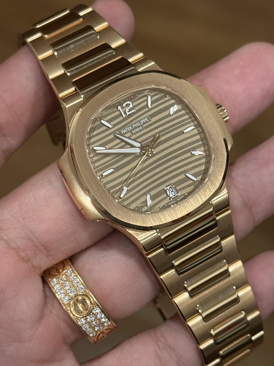 May be an image of wrist watch and text that says '12-1 12 UIPPE PATEK PHIL GENEVE NEV 28 MADIE SwSS 28-! SN'