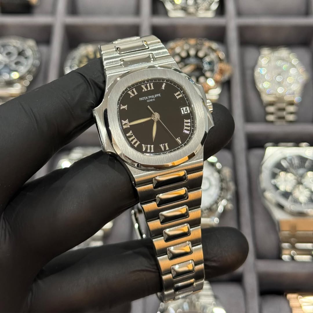May be an image of wrist watch and text that says 'I XI PATEK PATI ATEKPHUPPE PHUPPE XII ۳ 14 LX И XAA IIA VII IT 1 3'