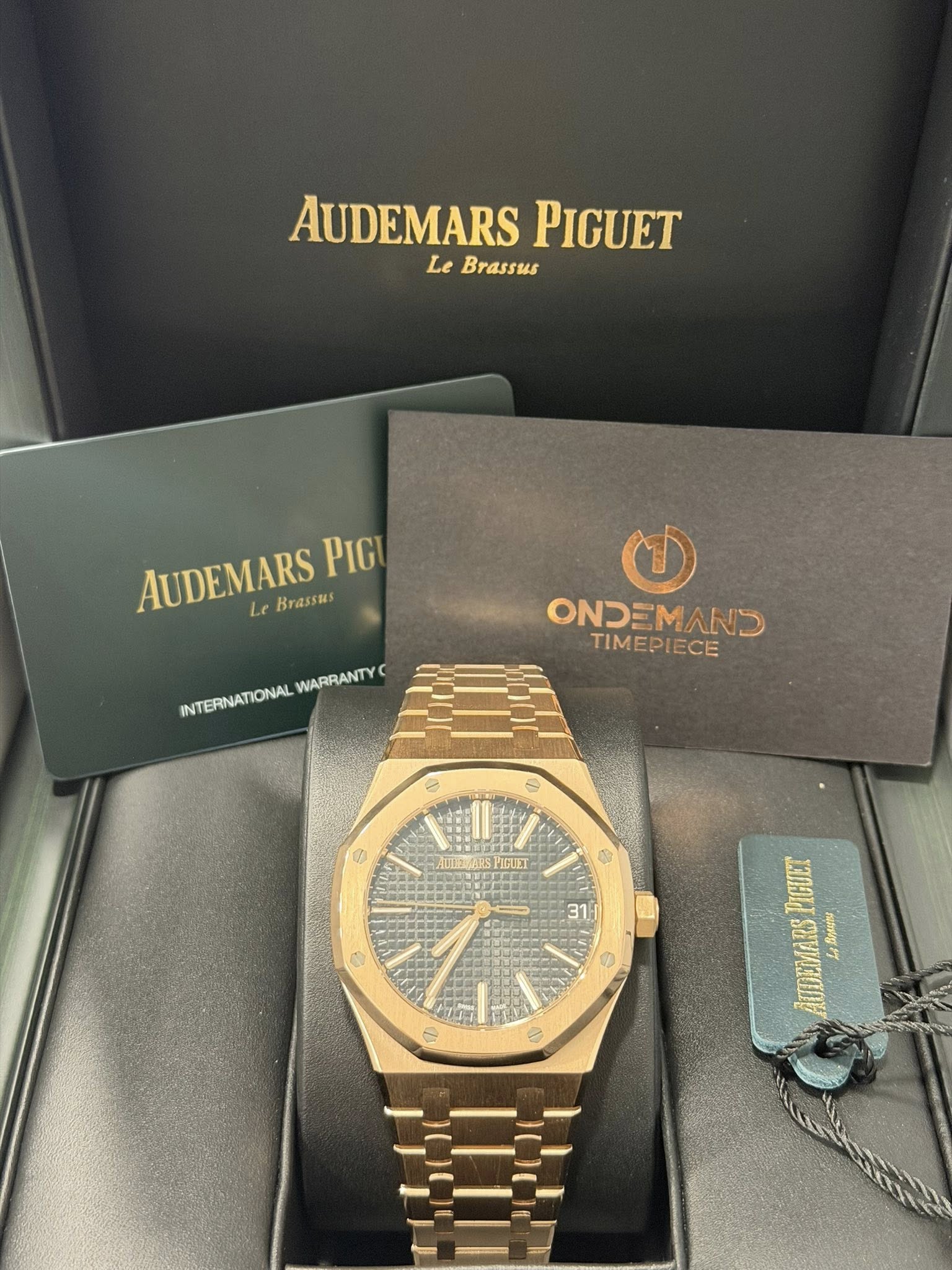 May be an image of wrist watch and text that says 'AUDEMARS PIGUET Le Brassus AUDEMARS Le Briassas PIG INTERNATIONAL WARRANTY ONDEMAND TIMEPIECE မ AUMSTIGIET AGUET Cm 31 e PIGUET…