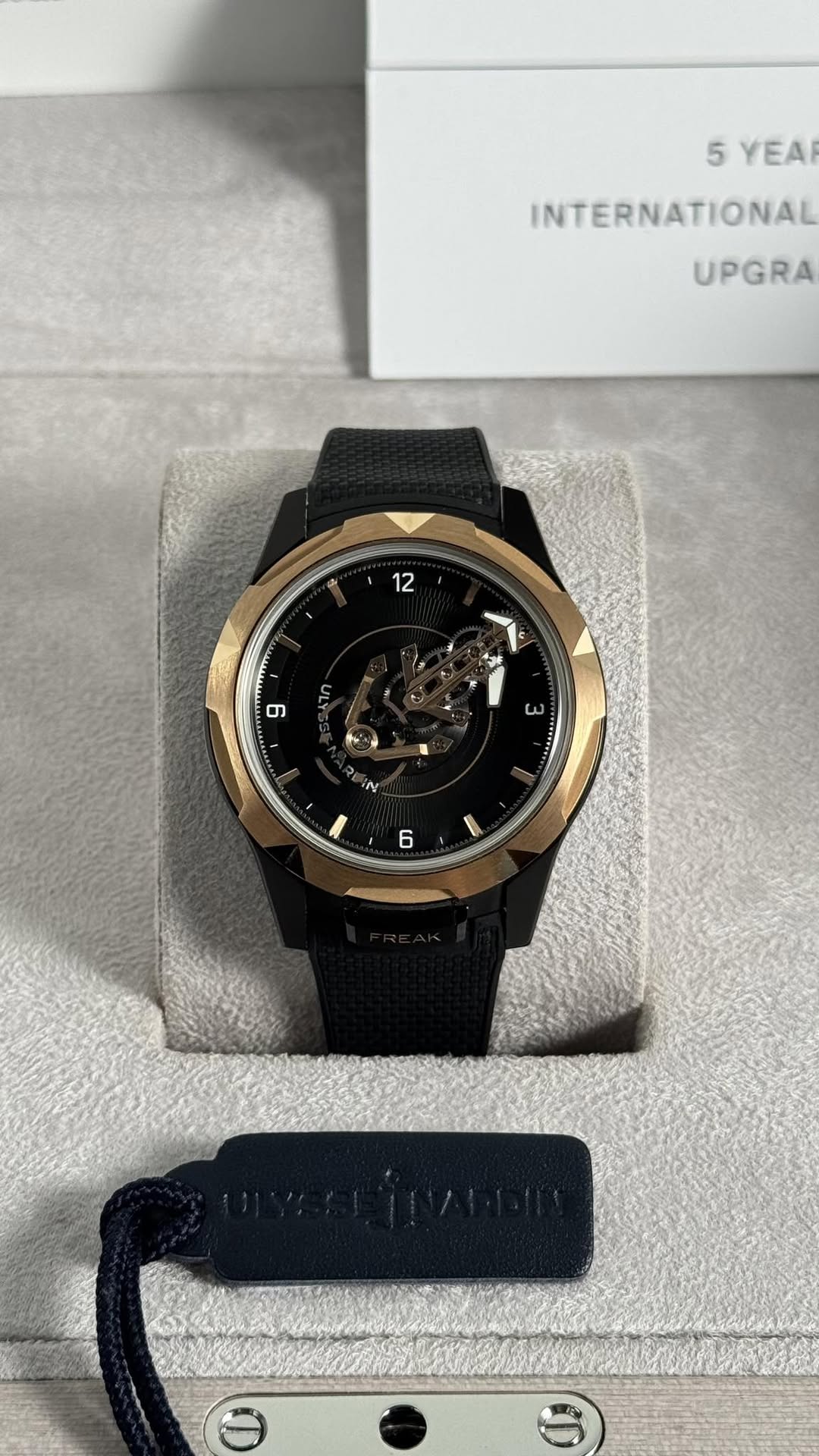 May be an image of digital watch and text that says '5 YEA INTERNATIONAL UPGRA 12 I တ سى IN rong I 6'