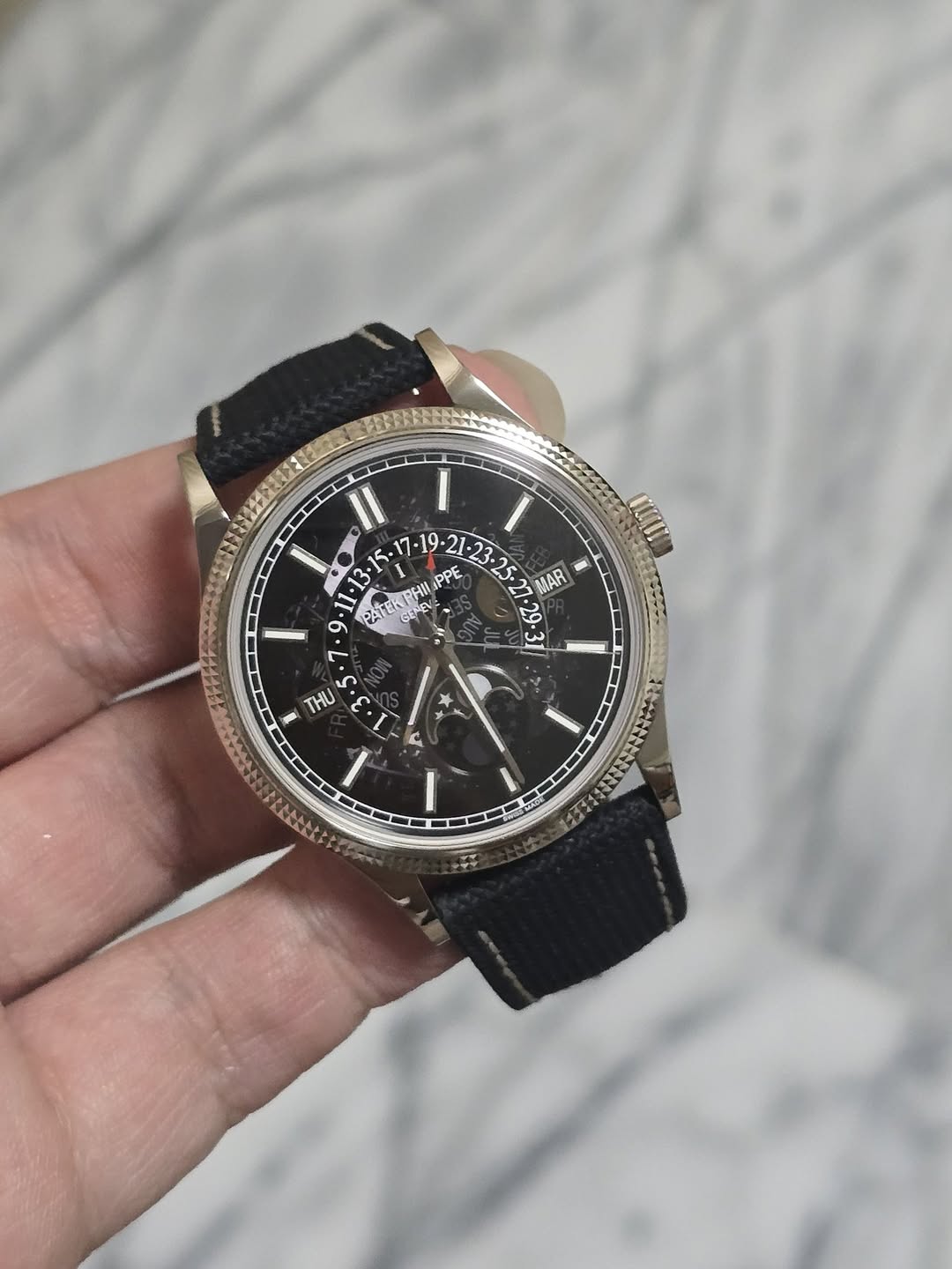 May be an image of wrist watch and text that says 'II 19 I I 7 PATEKL い者 PHI PPE MAR GTE GENEV 59 بب THU በ 5 3 量 ۲'