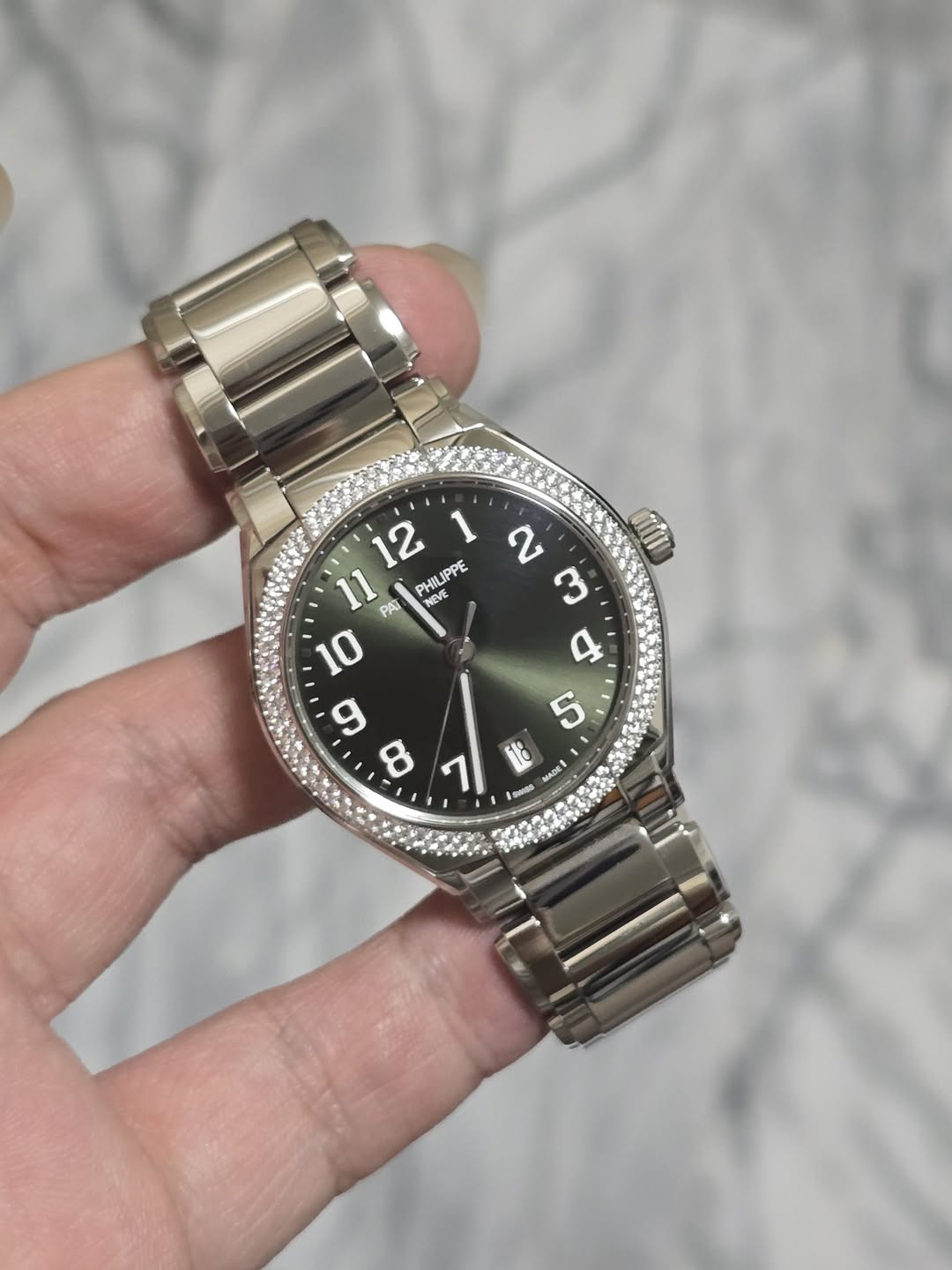May be an image of digital watch and text that says ' PAT PHILIPPE PPE NEVE NEVE NEVE MADE MADE Suwes'