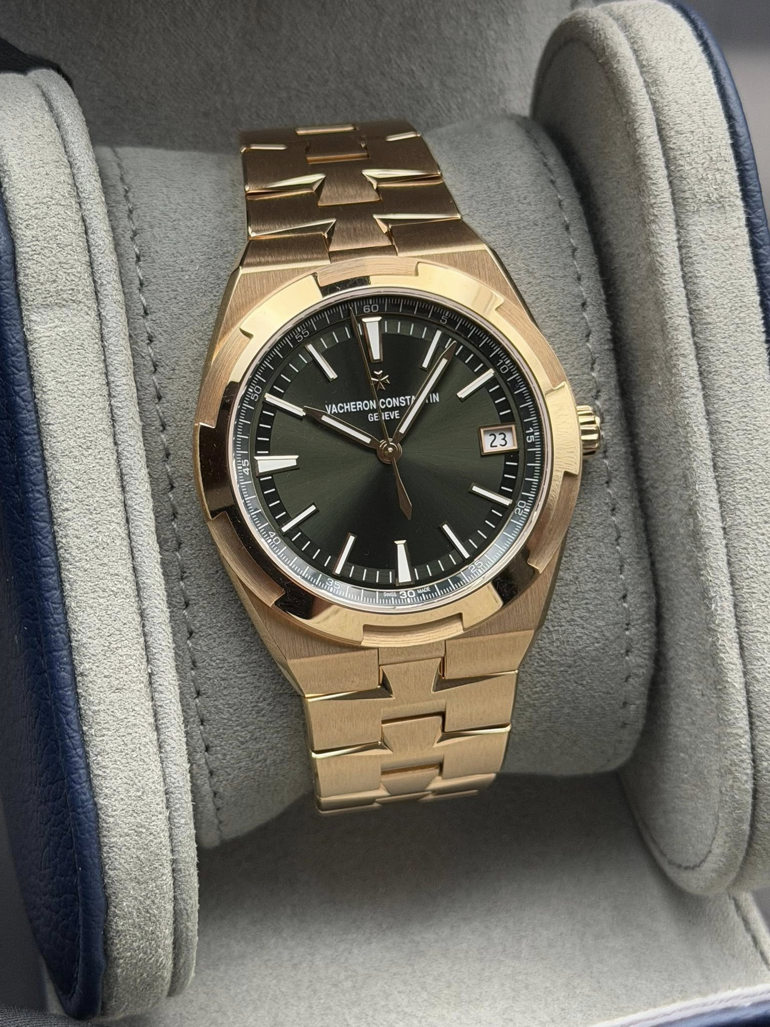 May be an image of wrist watch and text that says 'Τ T VACHERON EVE FL CONST/ EI JE IN N 45 23 あ 5월 ン 0'
