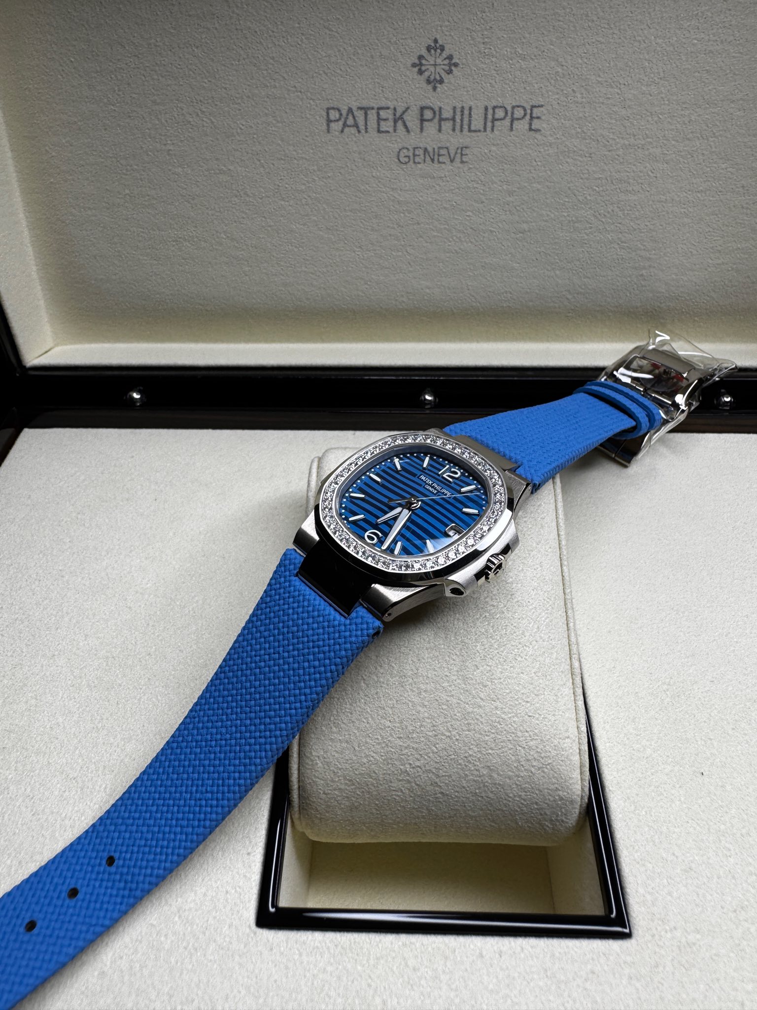 May be an image of wrist watch and text that says 'PATEKPHILIPPE PATEK PHILIPPE GENEVE 12 O 6 い. ድዊ ማ'