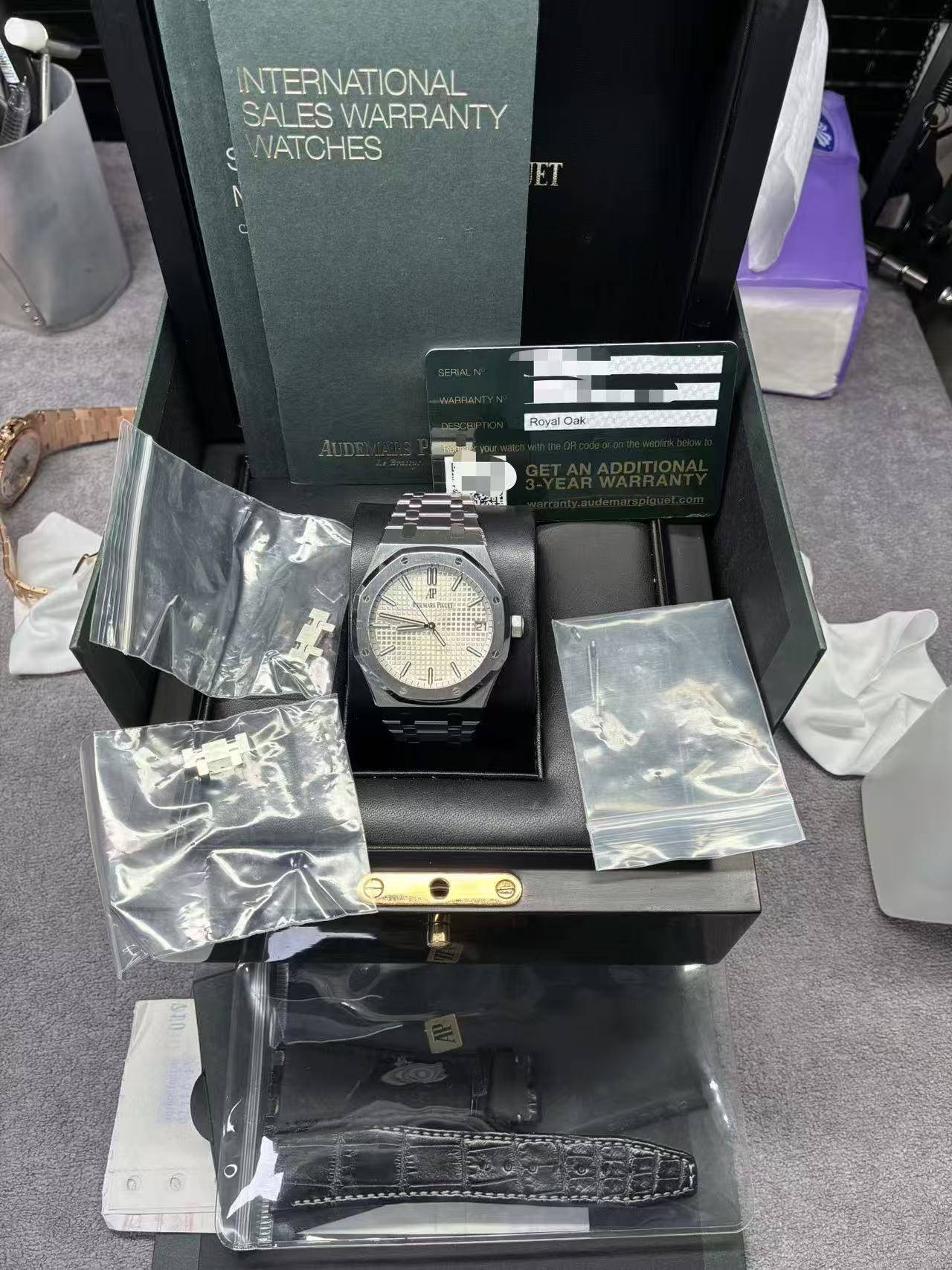 May be an image of wrist watch and text that says 'INTERNATIONAL SALES WARRANTY ذ NATCHES c ET RayalOak Dak Q'