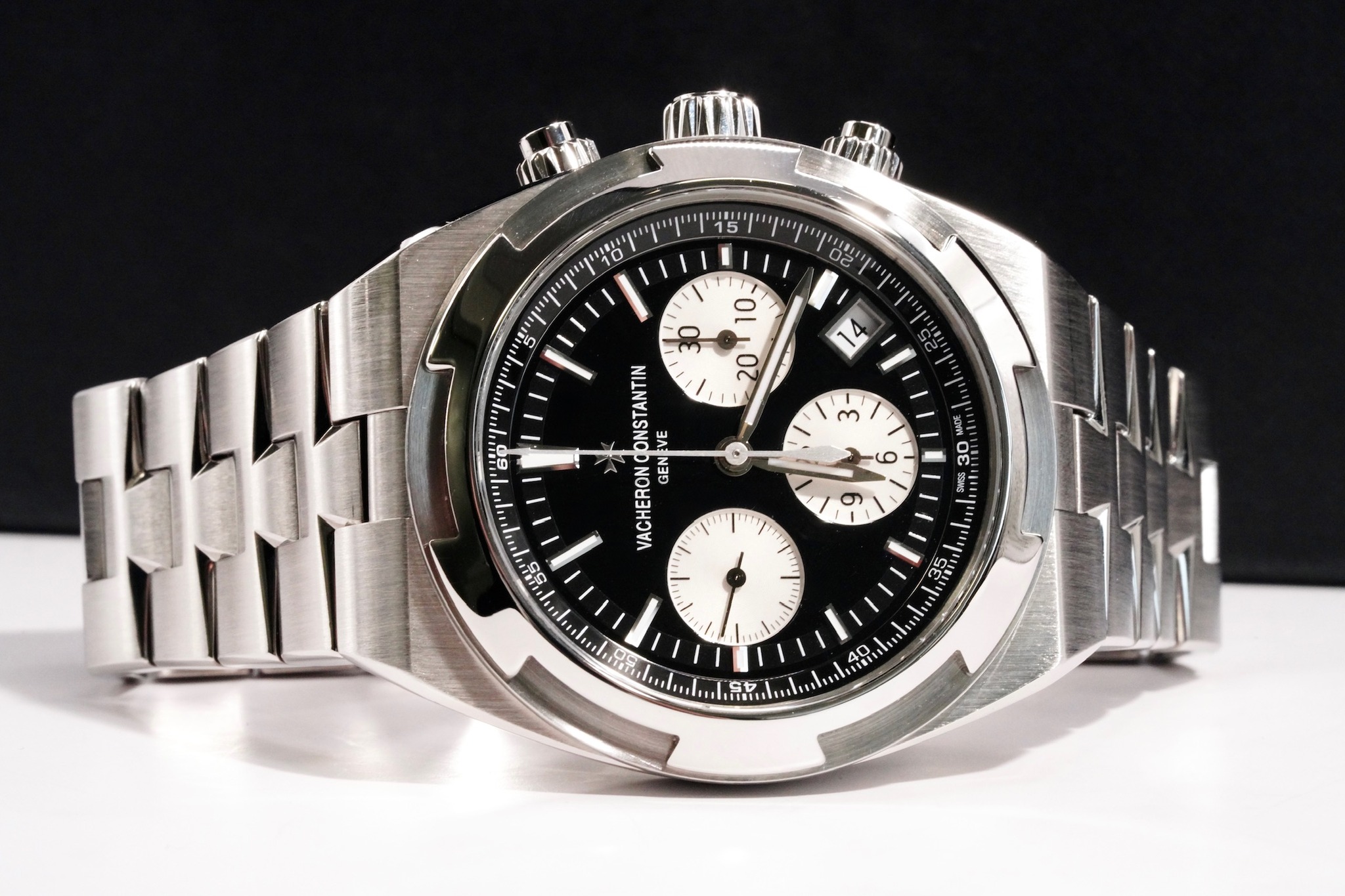 May be an image of wrist watch and text that says 'คองา 15 10" በ - S I m つ VACHERONCONSTANTIN ONSTANTIN VACHERON EVE GENEVE GEN و σε တ I 1 111 11 SE OS 0 45'