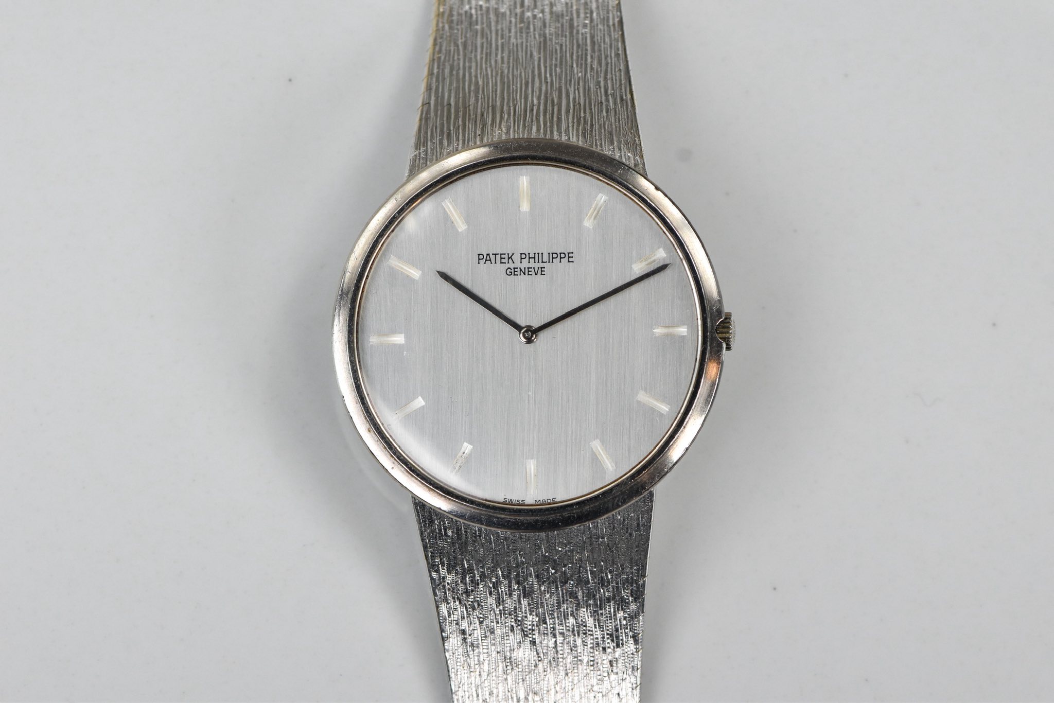 May be an image of wrist watch and text that says 'akn PATEK PATEKPHILIPPE PHILIPPE GENEVE PATEE VE'