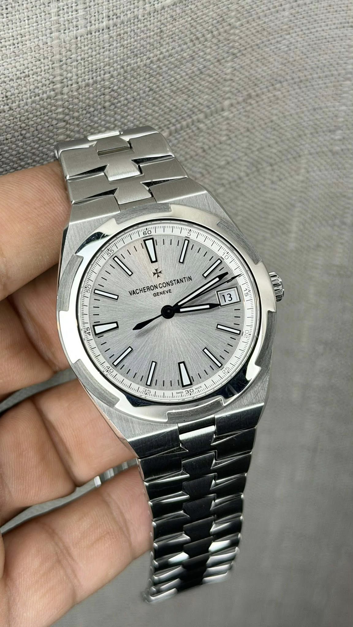 May be an image of wrist watch and text that says '참비 l' I VACHERONCONSTANTIN VACHERON CONSTANTIN GENEVE 1 13 V' dE" I. -5'