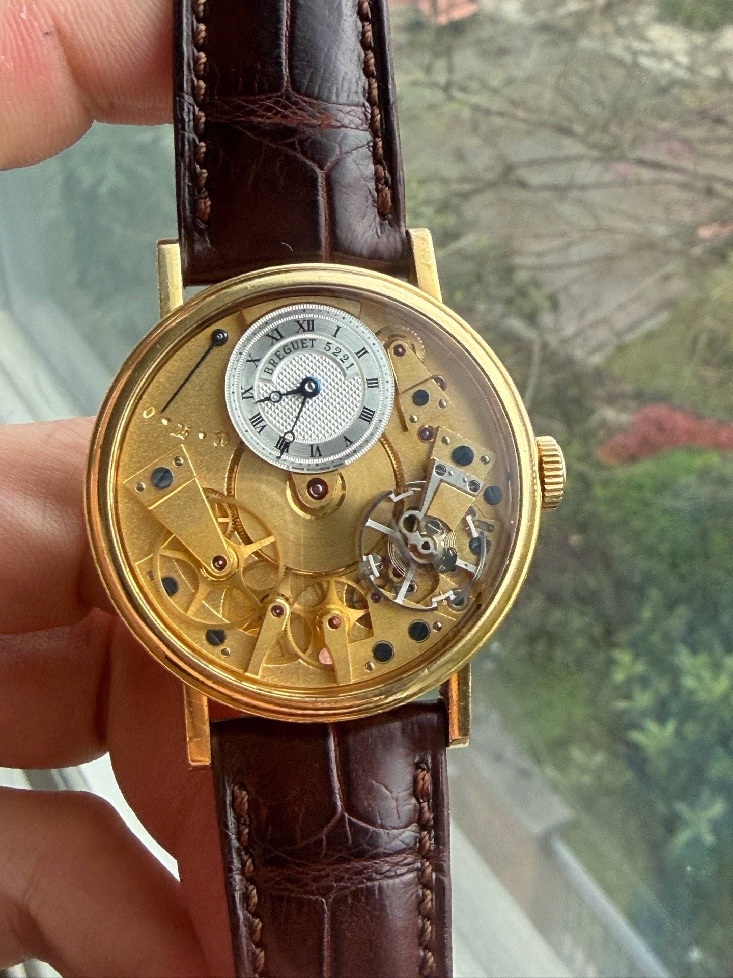 May be an image of wrist watch and text that says 'O BRE REGUE 522 II I O KR VIII II E IIIII'
