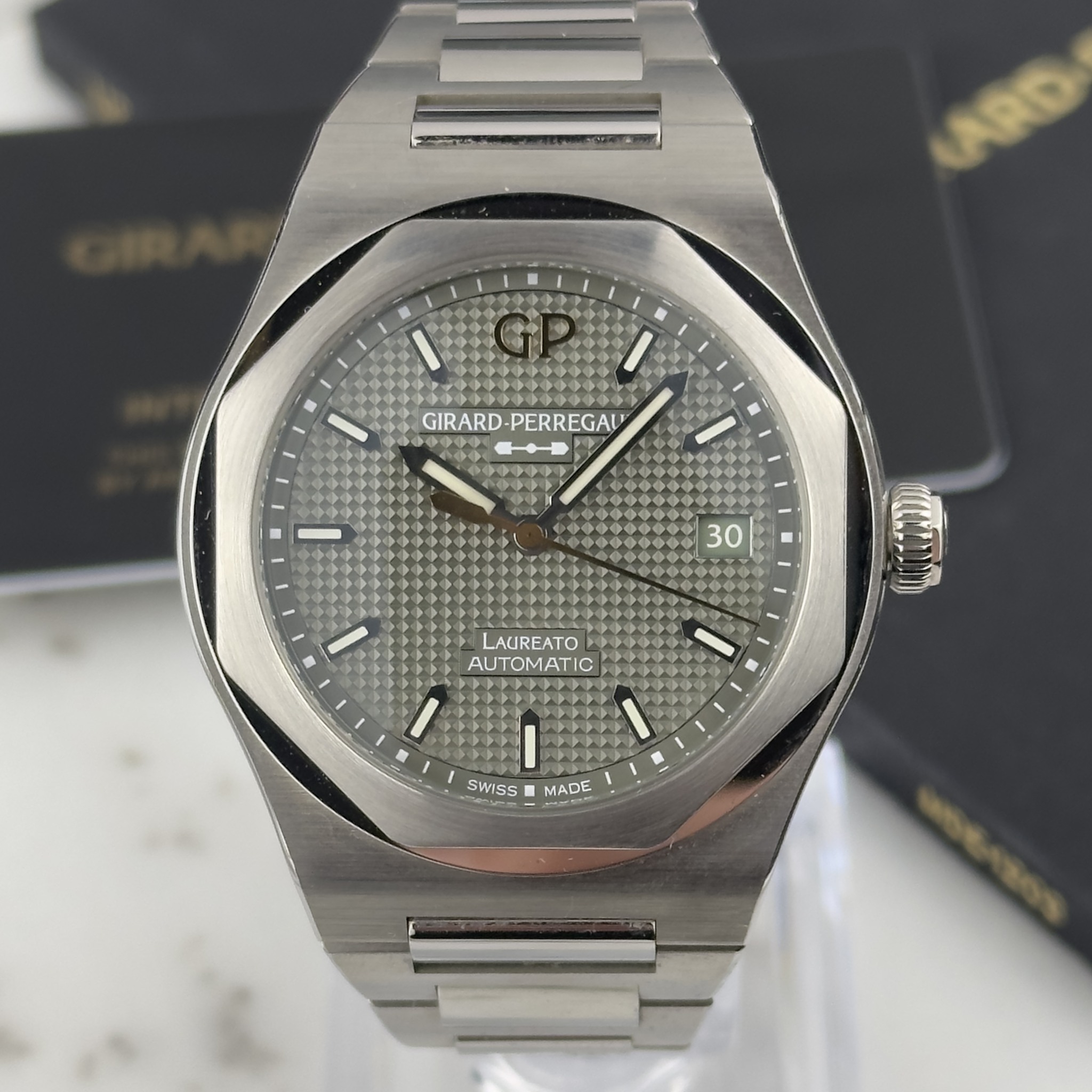May be an image of wrist watch and text that says 'ARD GIRARD- GIRARD-PERREGAU PERREGAU LAUREATO AUTOMATIC C I SWISS MADE'