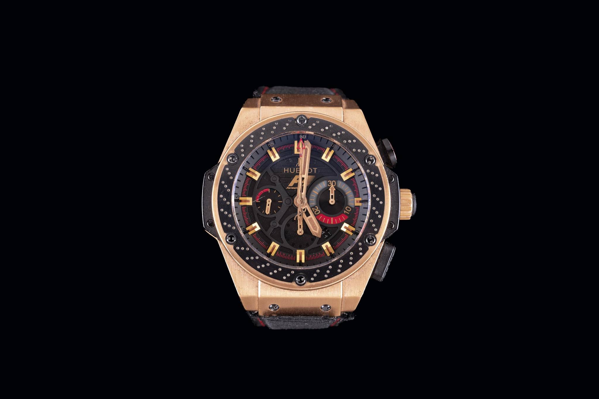 May be an image of wrist watch and text that says 'C HUE T 1D T O 1 n'