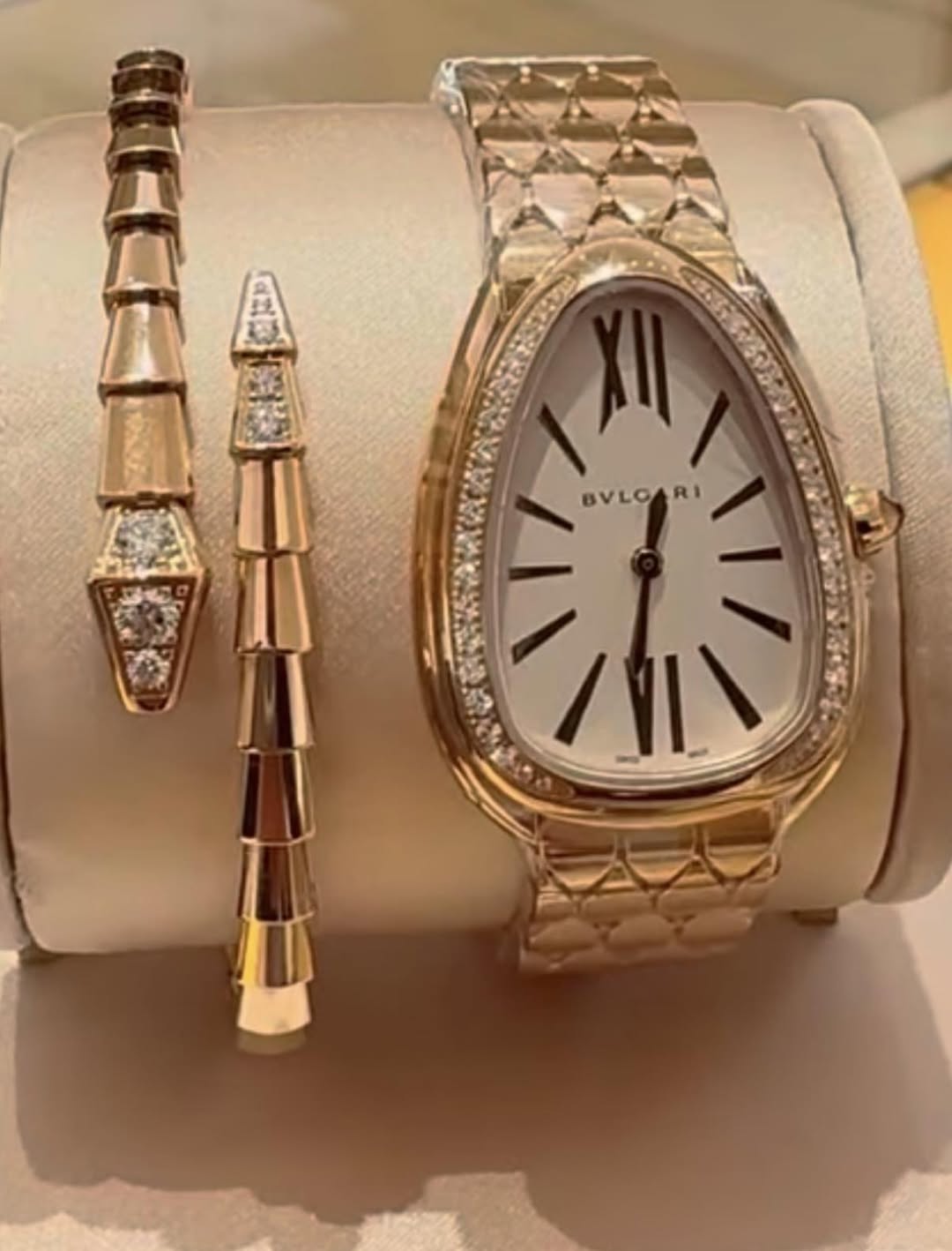 May be an image of wrist watch, jewelry and text that says '笑 A E III /ハ BVLOARI'